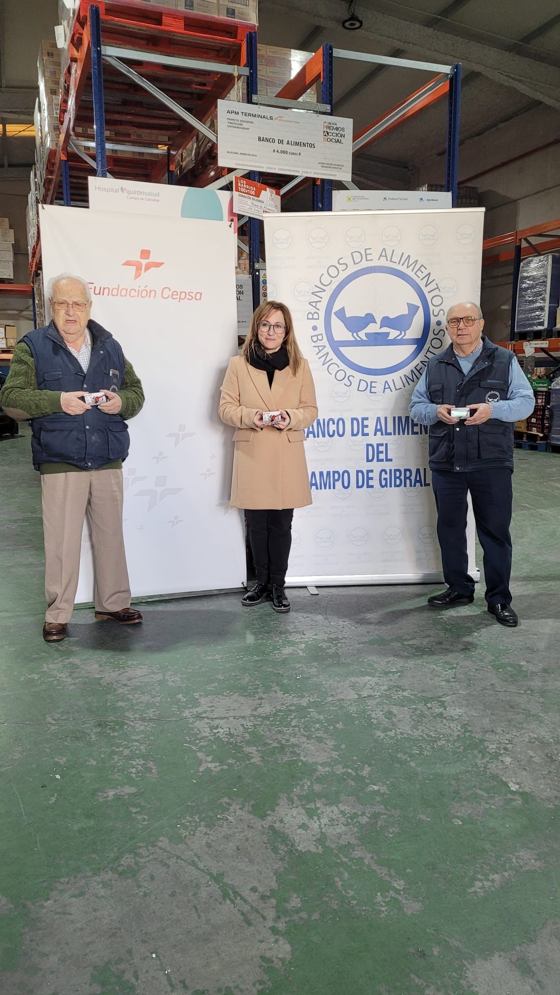 Momento en el que Fundación Cepsa ha donado al Banco de Alimentos del Campo de Gibraltar tarjetas de combustible.