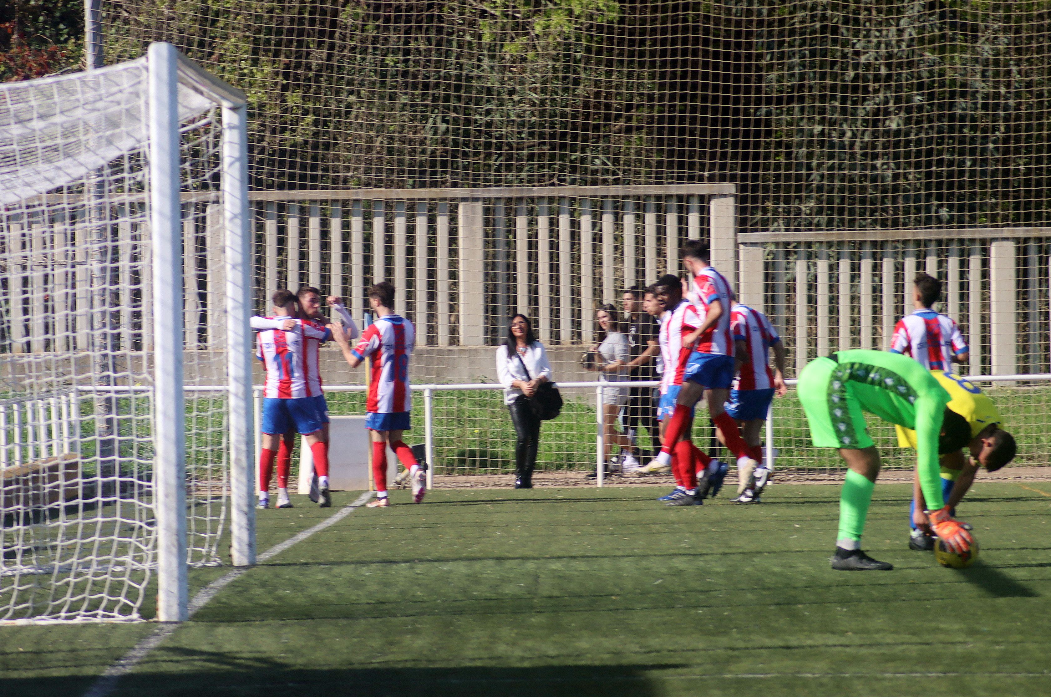 Los jugadores del Algeciras CF B celebran el segundo gol anotado ante el Balón de Cádiz CF/FOTO: Axel S.C.