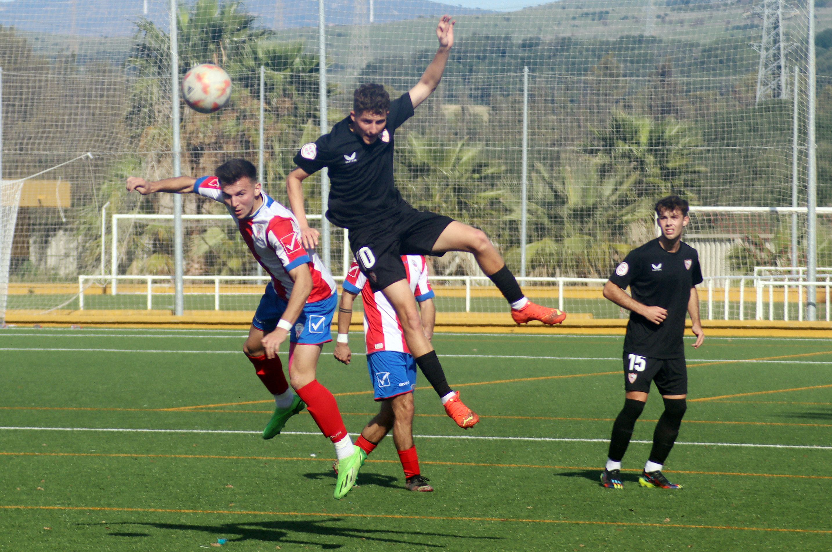 Un lance del encuentro entre los juveniles del Algeciras CF y el Sevilla FC de este fin de semana/FOTO: Axel S.C.
