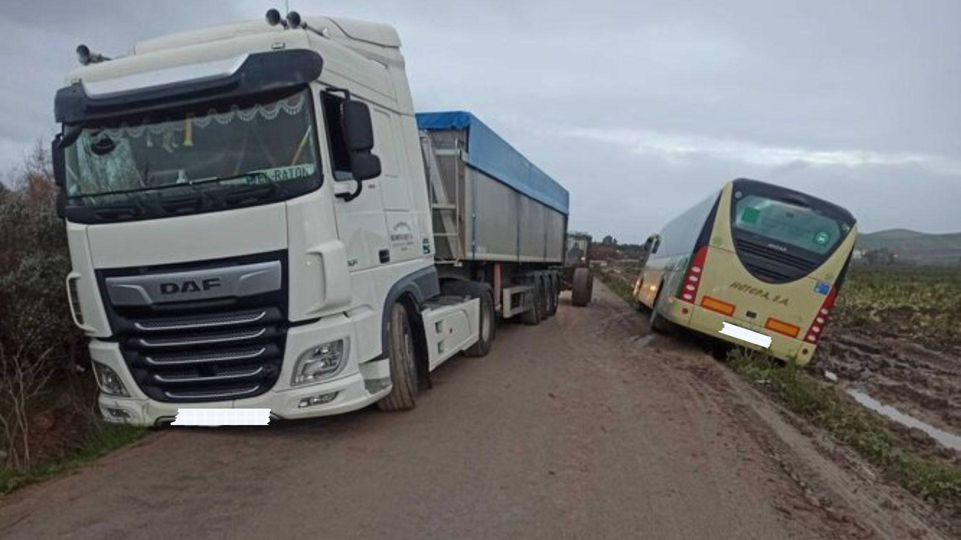 Autobús escolar que se ha salido de la vía en la autovía Jerez-Los Barrios.