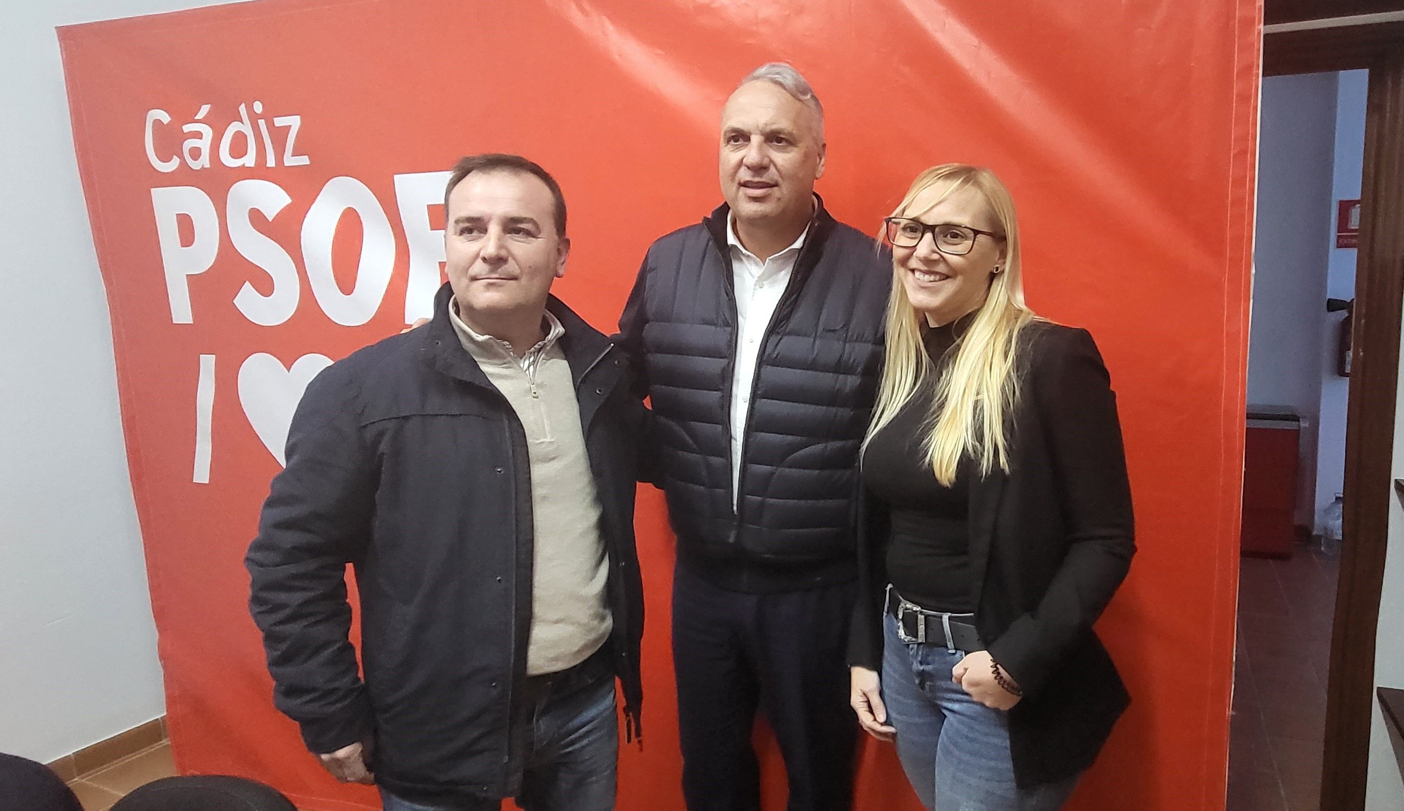 Los candidatos socialistas de Jimena, Juan Antonio Morales y Virginia Pineda, junto con Juan Carlos Ruiz Boix. 