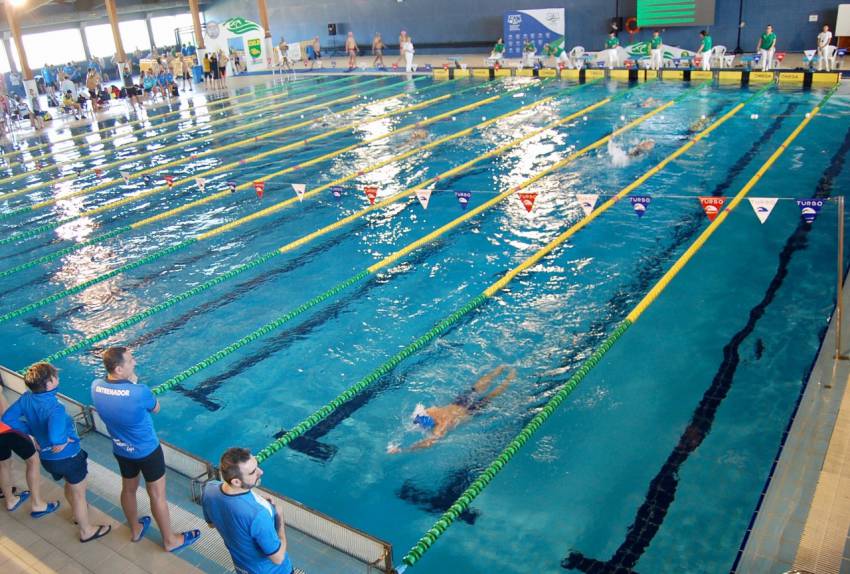 La piscina de Los Barrios. El Ayuntamiento de Los Barrios desmiente la existencia de legionela en las instalaciones deportivas