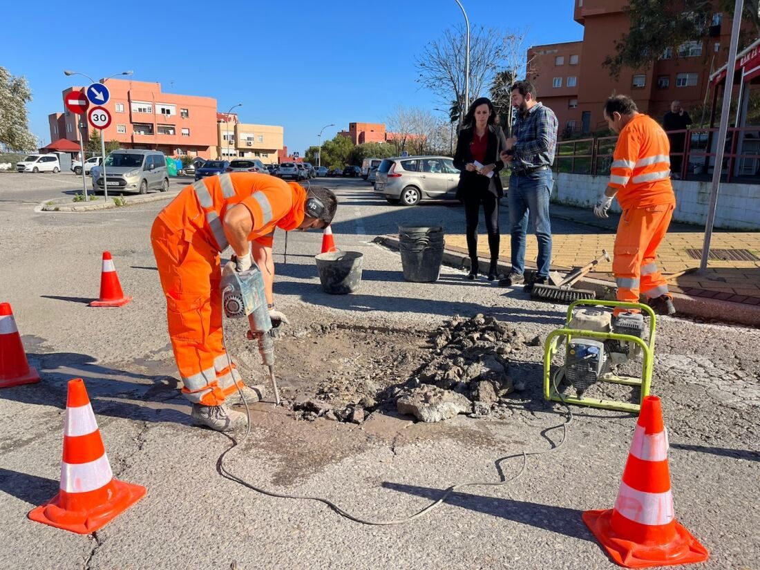 La delegada de Urbanismo supervisa trabajos de asfaltado. La delegada de Urbanismo supervisa trabajos de asfaltado.