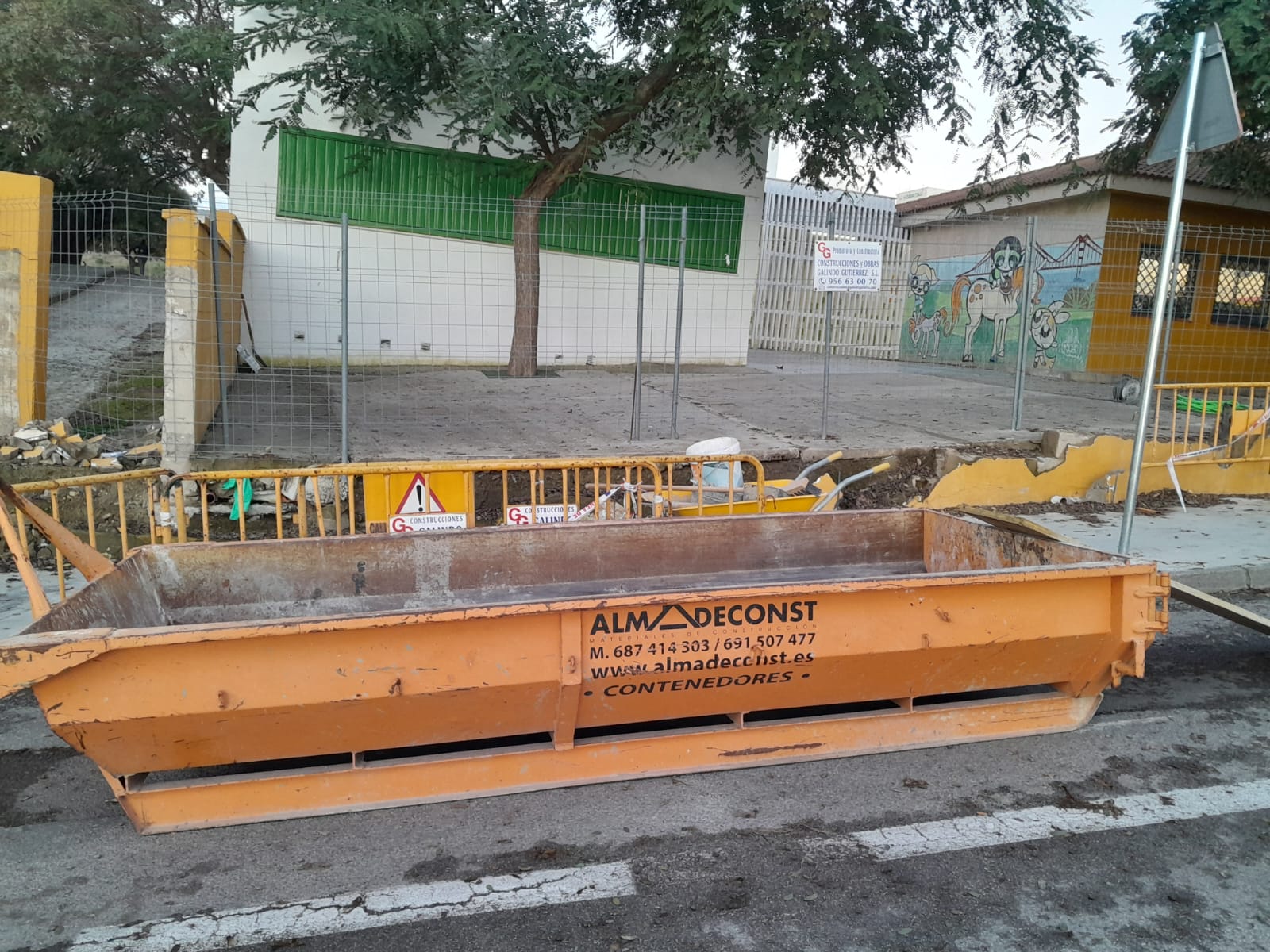 Arrancan los trabajos de reconstrucción del muro del patio de Infantil del Caetaria.