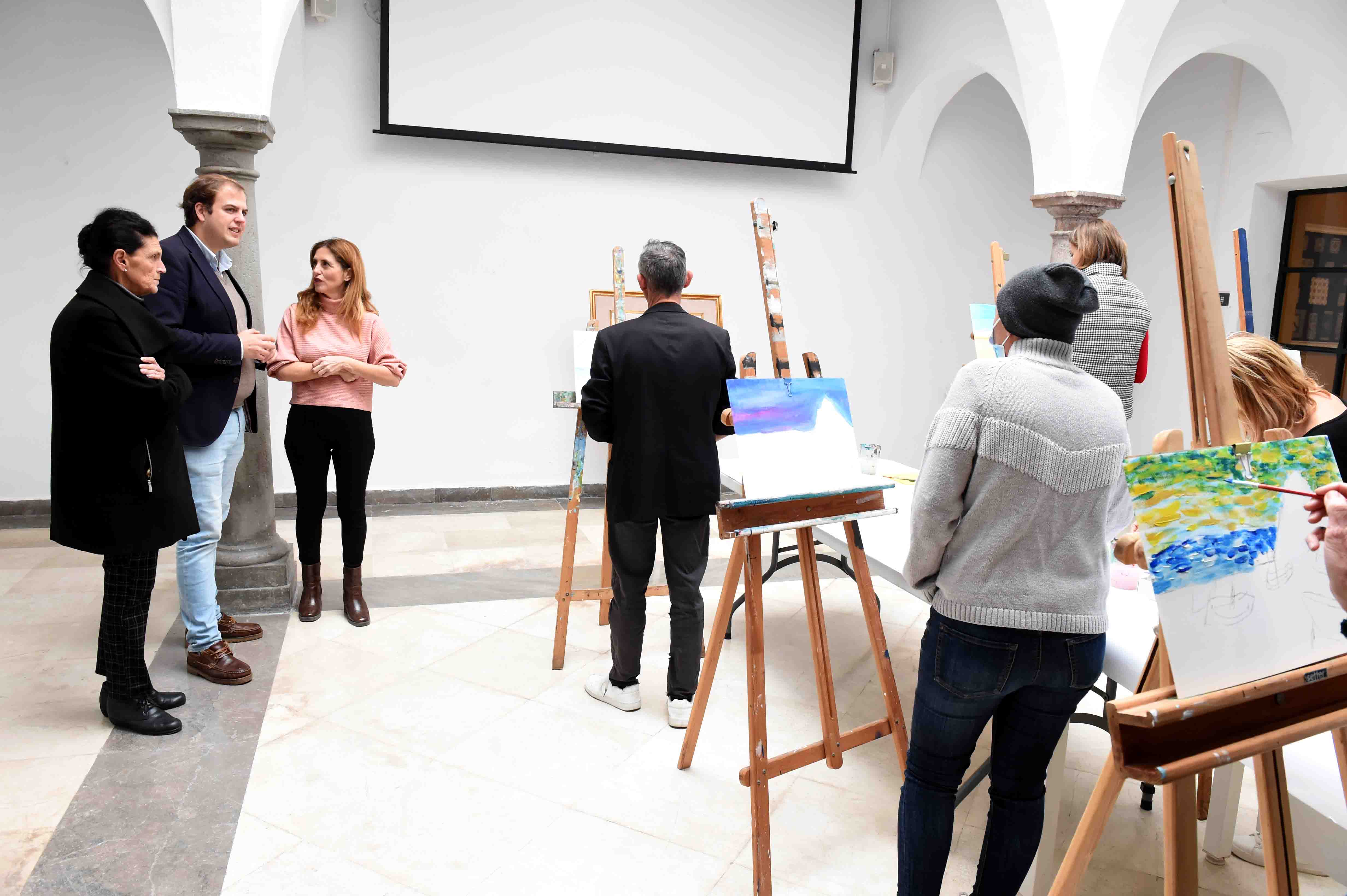 Cristina Harillo, durante su clase de pintura en el Museo Municipal.