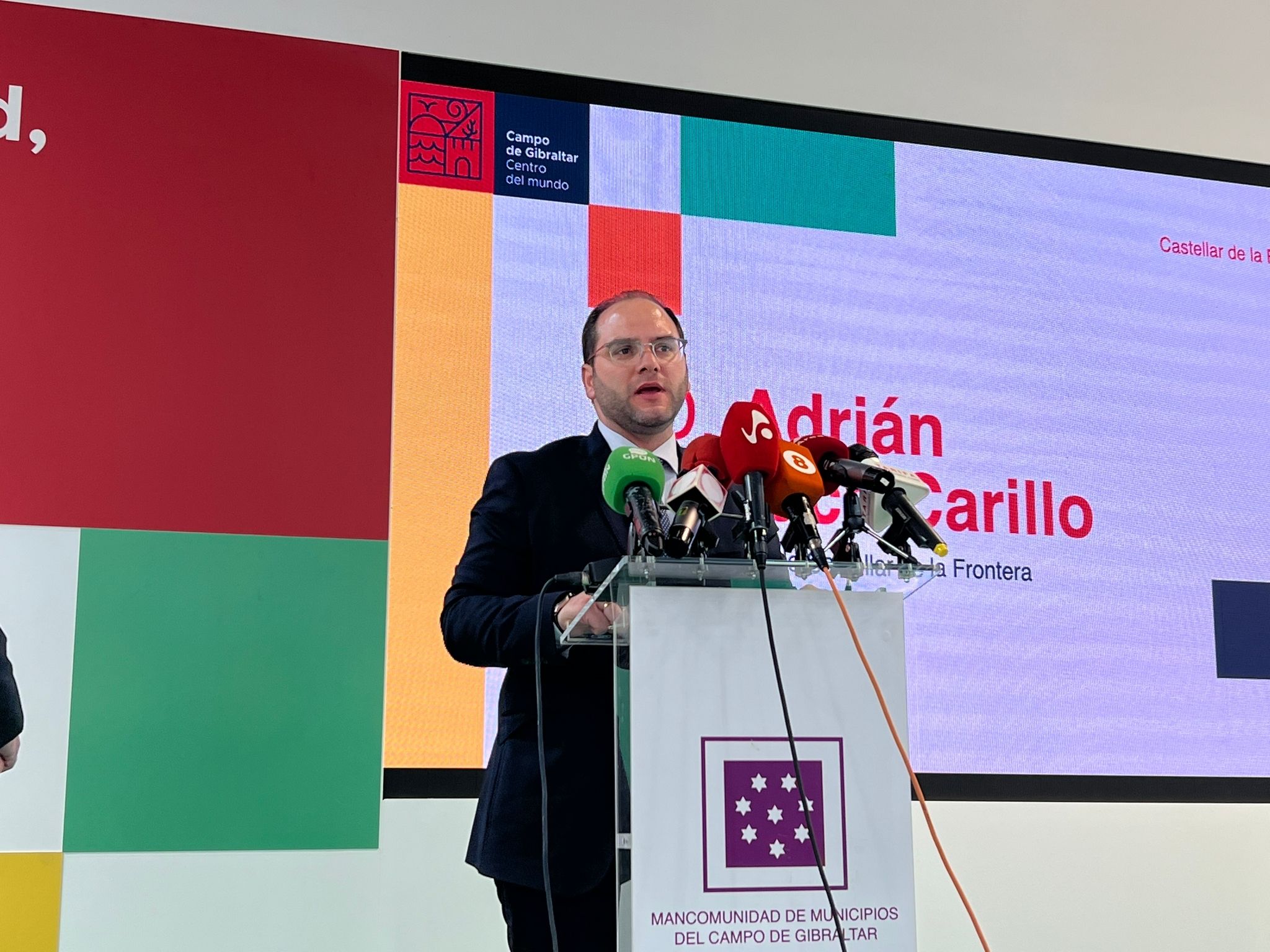 El alcalde de Castellar, Adrián Vaca, durante la presentación del municipio en esta jornada inaugural de Fitur 2023.