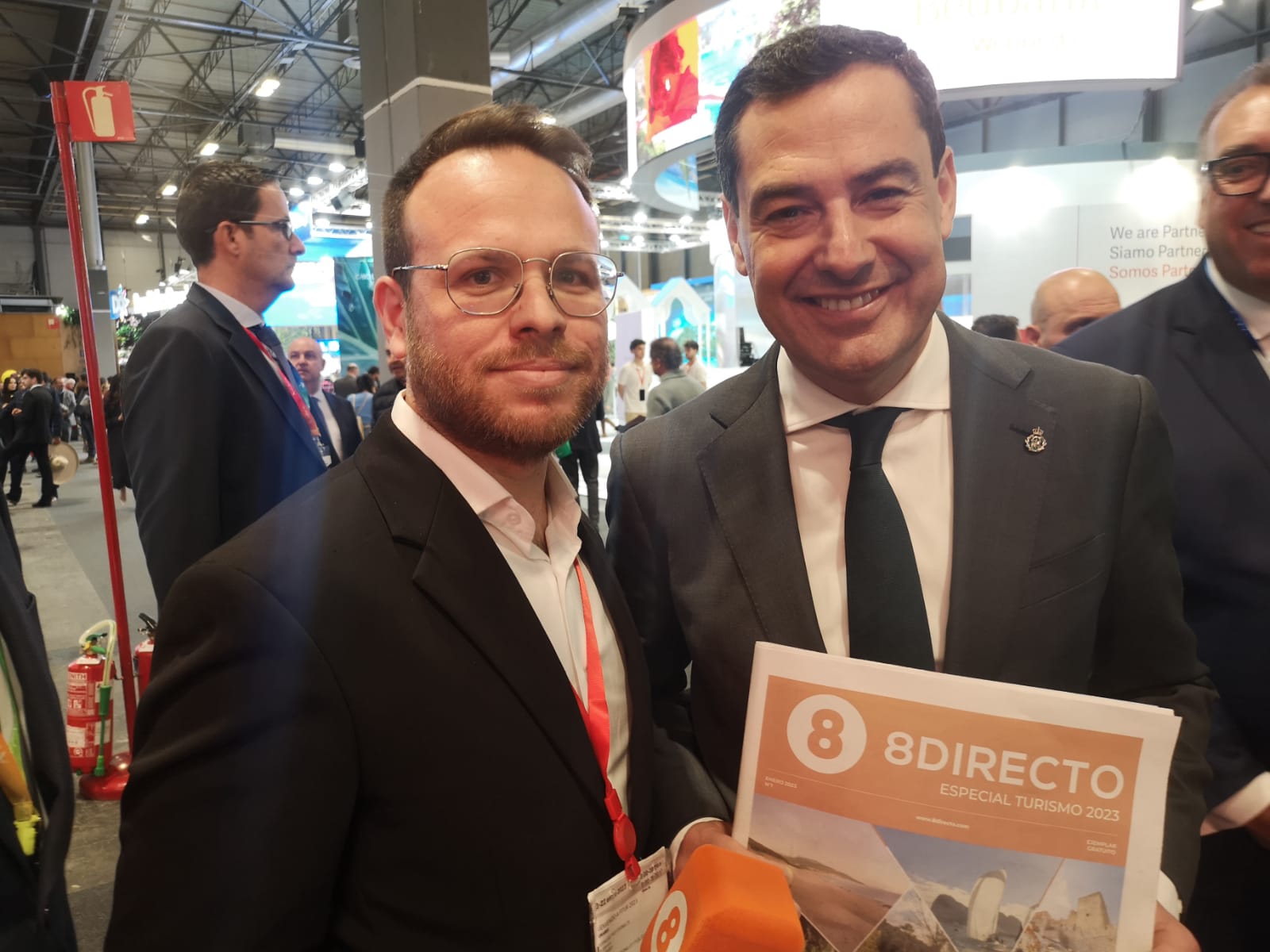 Juanma Moreno y Francis Mena, en Fitur con el 8Directo Especial Turismo 2023. 