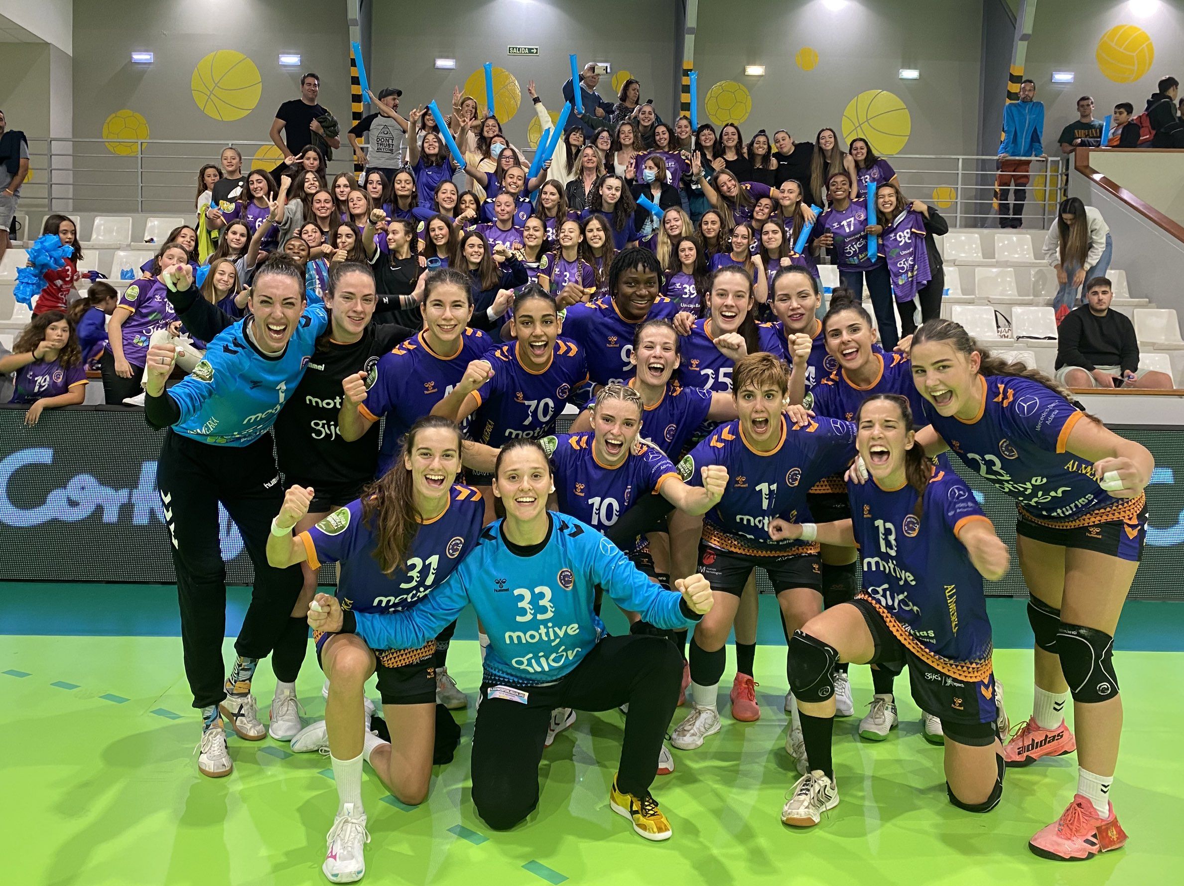 Paula Valdivia, la tercera por la derecha, celebra un triunfo de su equipo junto a sus compañeras/FOTO: @CBLaCalzada