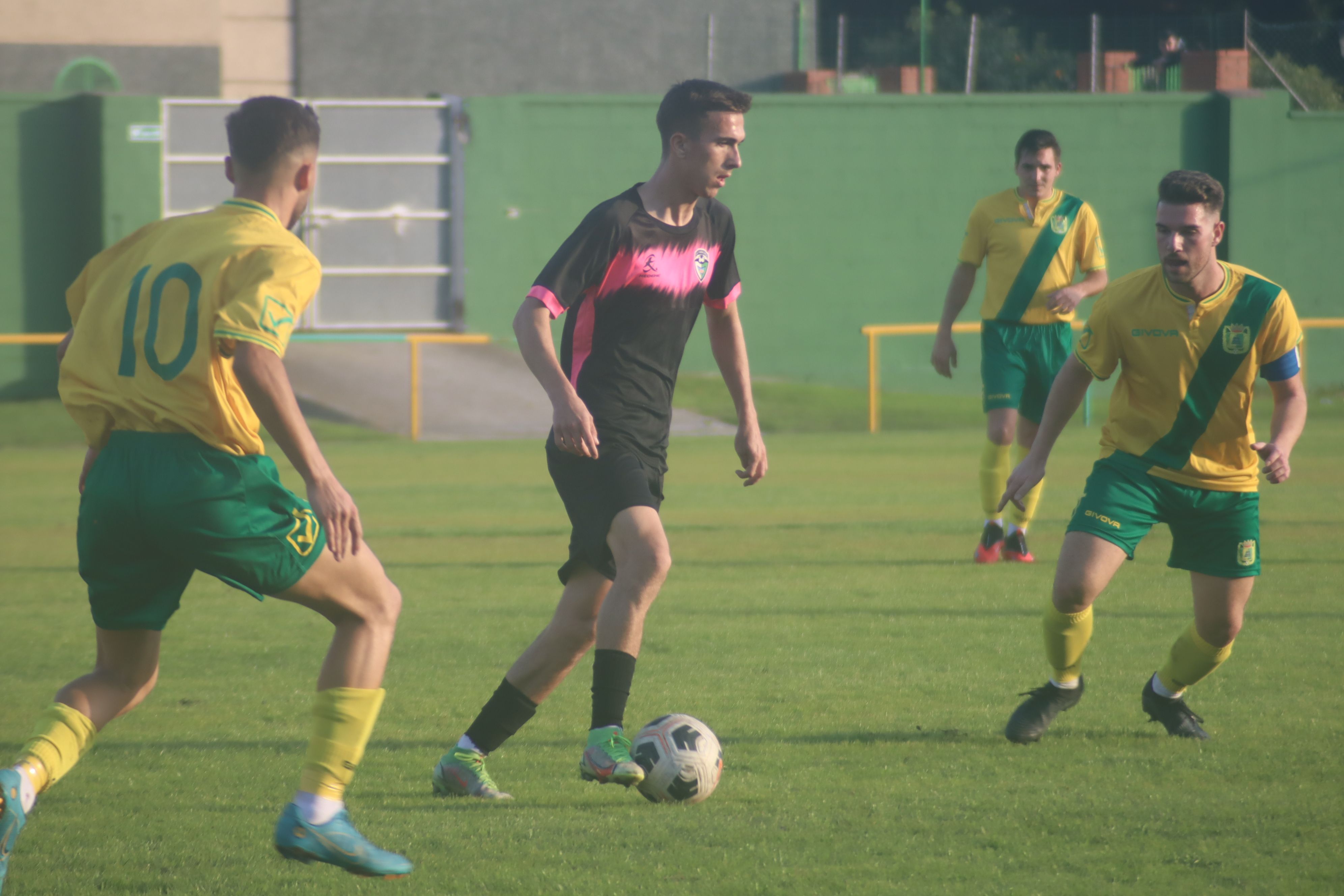 Iván Chacón conduce el balón en el partido ante el filial de la Unión Deportiva Los Barrios/FOTO: Axel S.C.