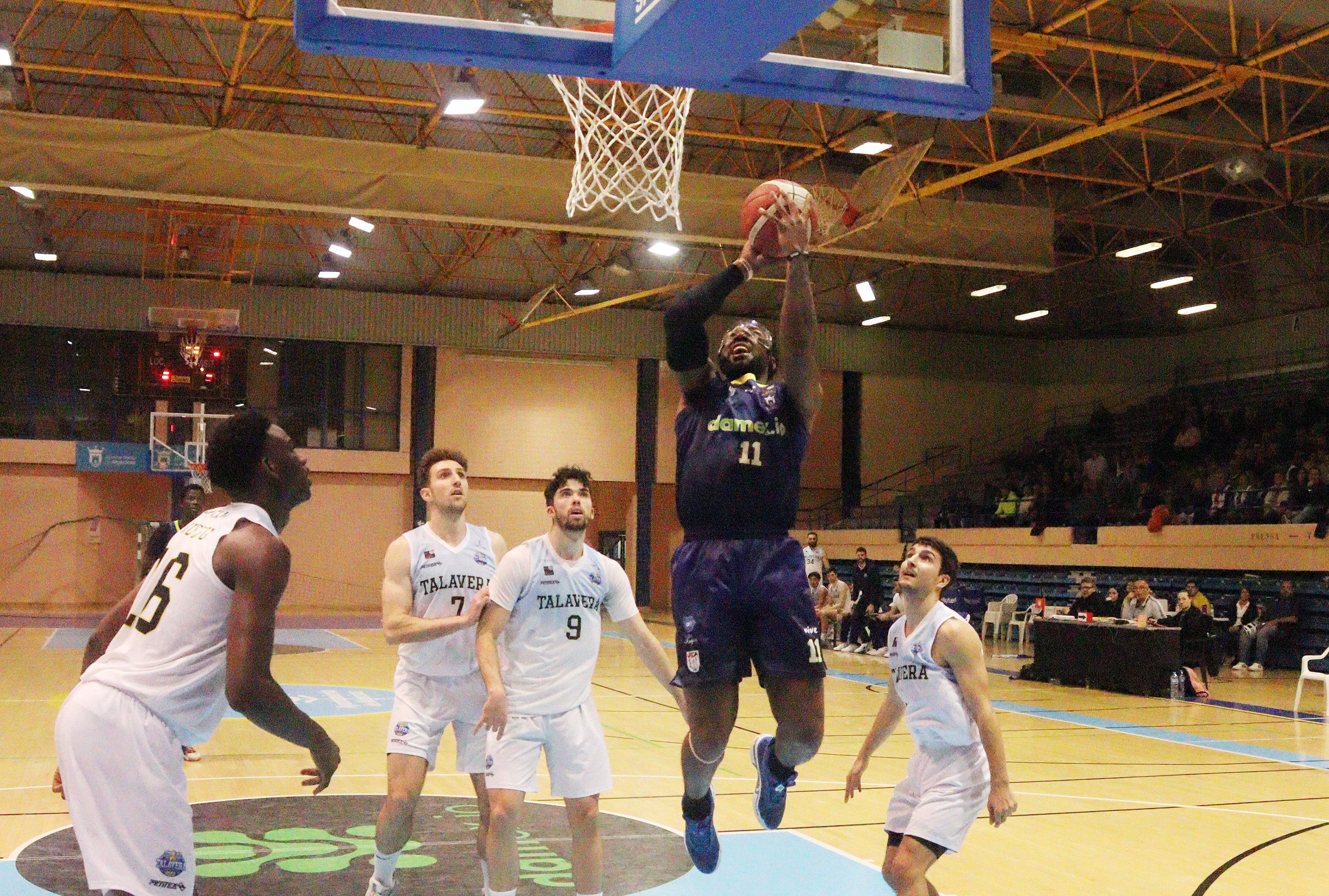Marvin Mapaga se dispone a anotar en el choque frente al Baloncesto Talavera/FOTO: Axel S.C.