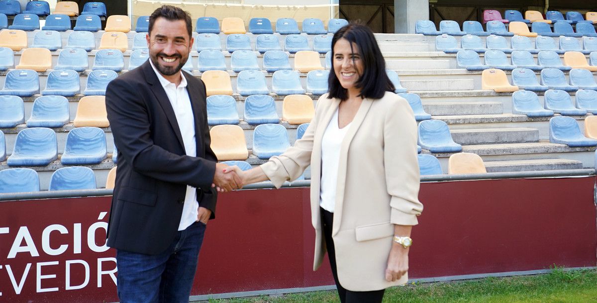 Antonio Fernández, con Lupe Murillo, presidenta del Pontevedra  CF, en la presentación como técnico/FOTO: Pontevedra cf