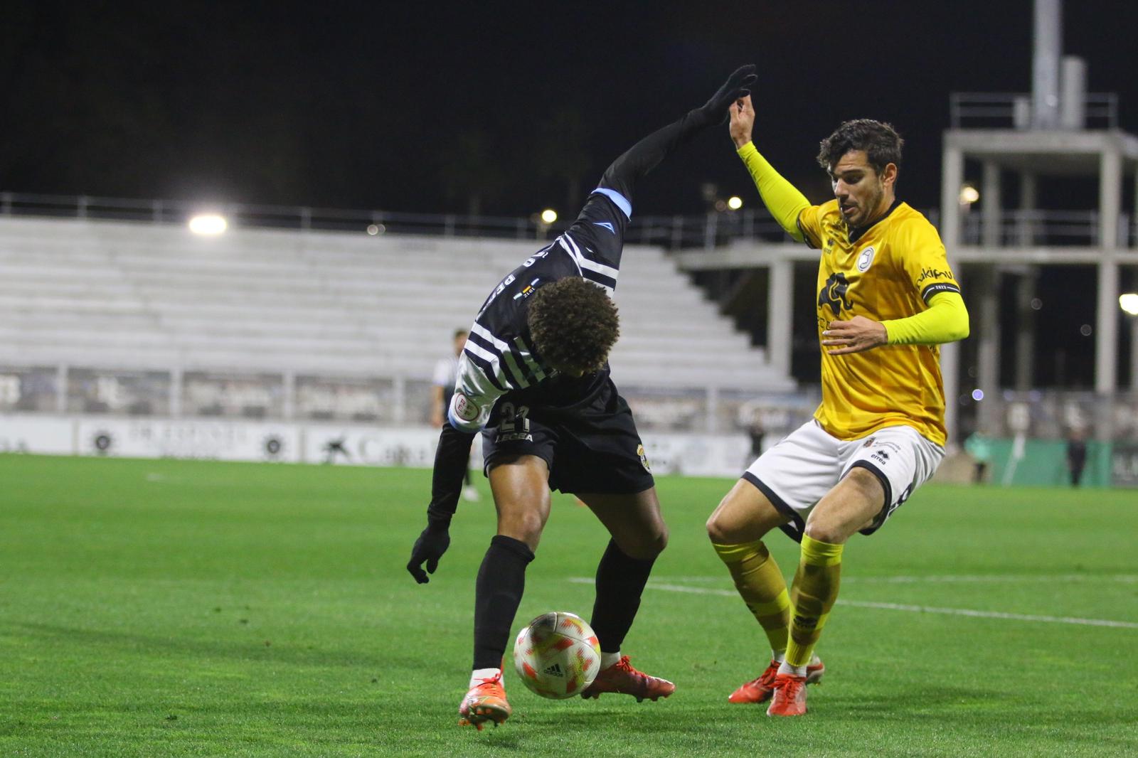 El brasileño João Pedro trata de dominar el balón ante un futbolista del Unionista de Salamanca/FOTO: @unionistascf