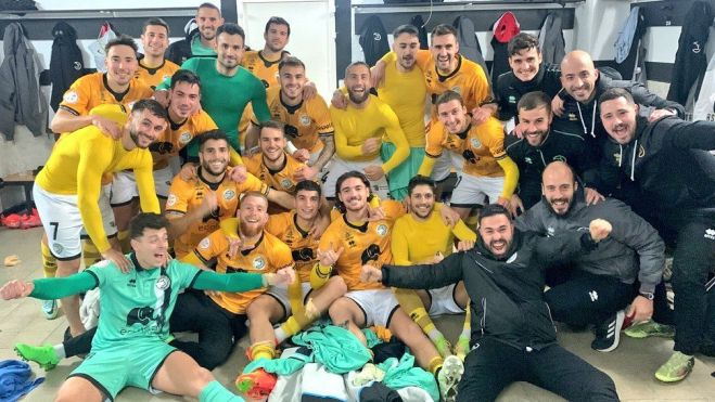 Los jugadores de Unionistas celebran el triunfo en casa de la RB Linense Los jugadores de Unionistas celebran el triunfo en casa de la RB Linense