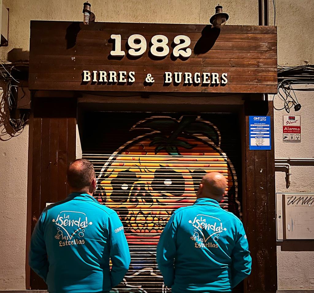 The 1982's en Santa Coloma, donde el propietario los invitó a dormir en su casa y probaron unas "hamburguesas increíbles".