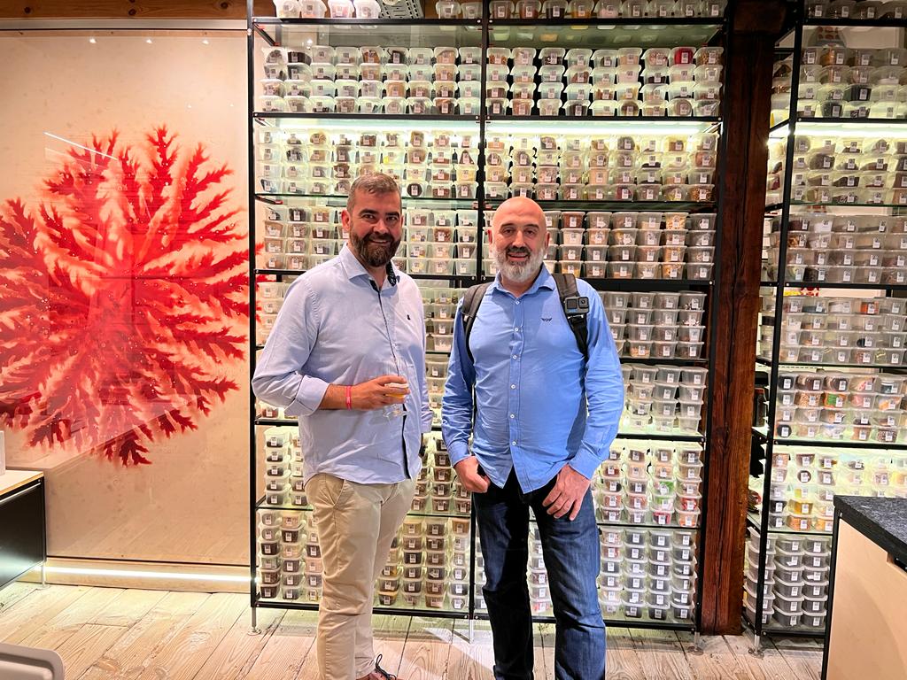 Laboratorio de Arzak, donde los viajeros gastronómicos solidarios David y Javier visitaron la cocina y la bodega. 