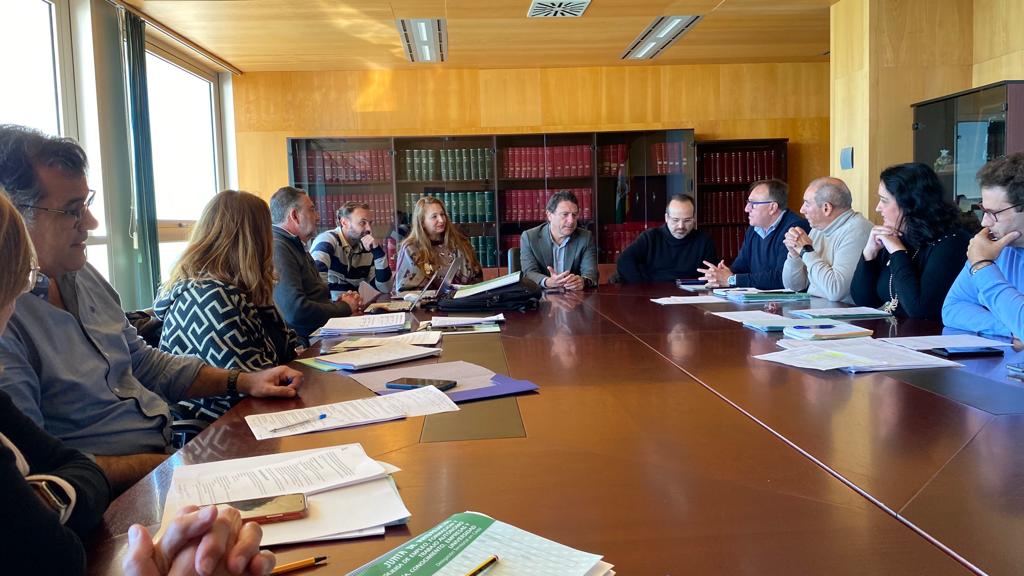 La reunión del programa Empleo y Formación. La Junta invierte más de un millón de euros en proyectos de formación en la comarca. 
