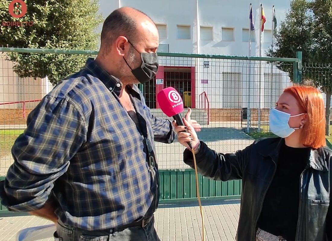 Miguel Fernández habla en nombre de los padres afectados por la ausencia de autobuses escolares en Cortijillos, la Dehesa y Guadacorte.