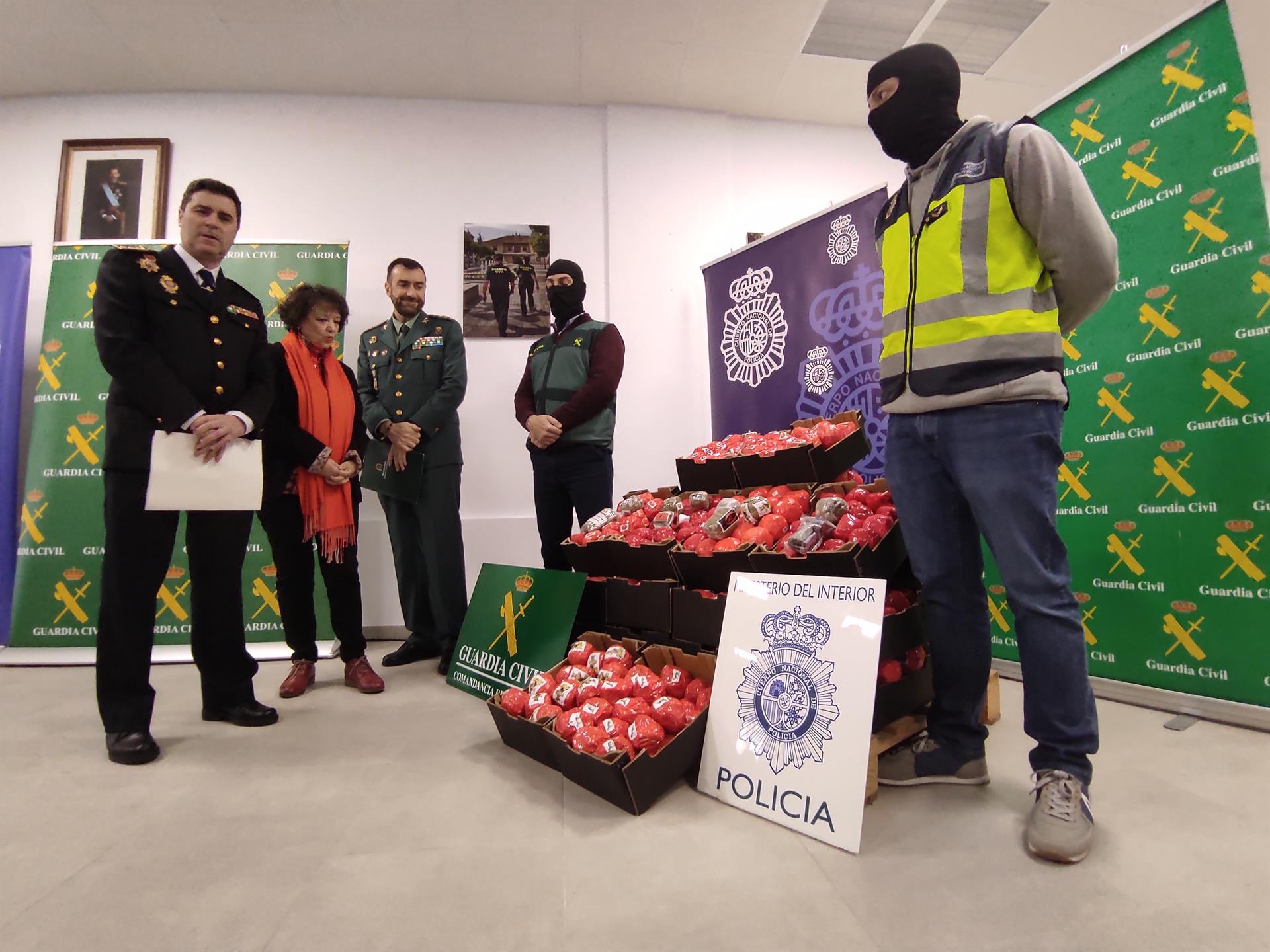 Hachís intervenidos como falsos tomates en la operación 'Califa Trucks', en presencia de las autoridades y los agentes de la Guardia Civil y la Policía Nacional.