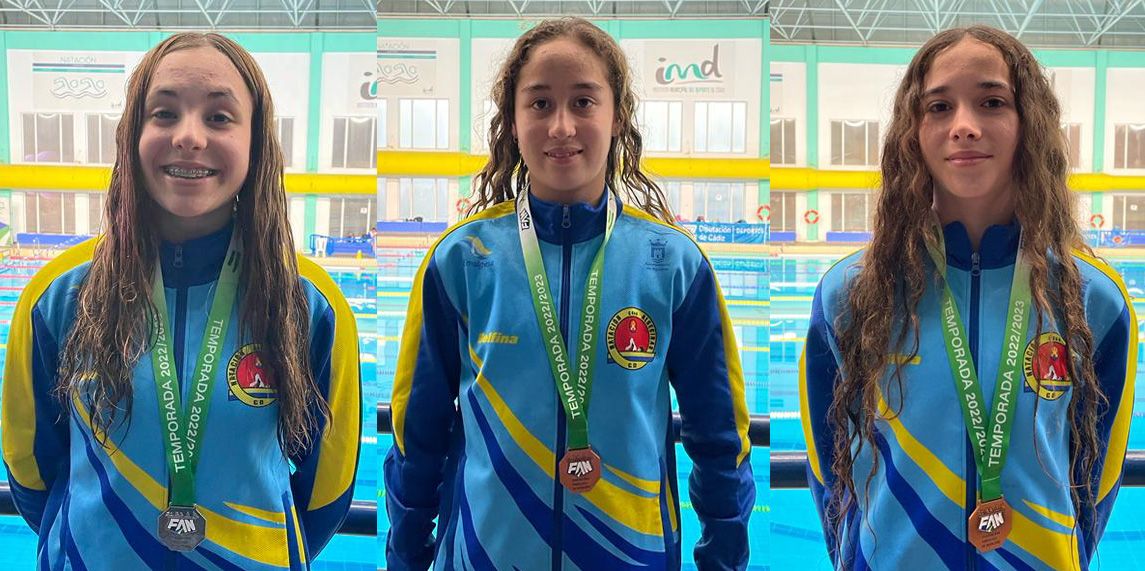 Las nadadoras del CD Natación Ciudad de Algeciras María Martín Montes de Oca (i), Aitana Domínguez (c) e Ilenia González (d)