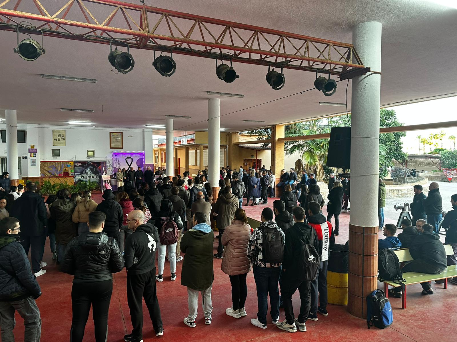 La comunidad educativa del IES Virgen de la Esperanza, durante el acto de repulsa.