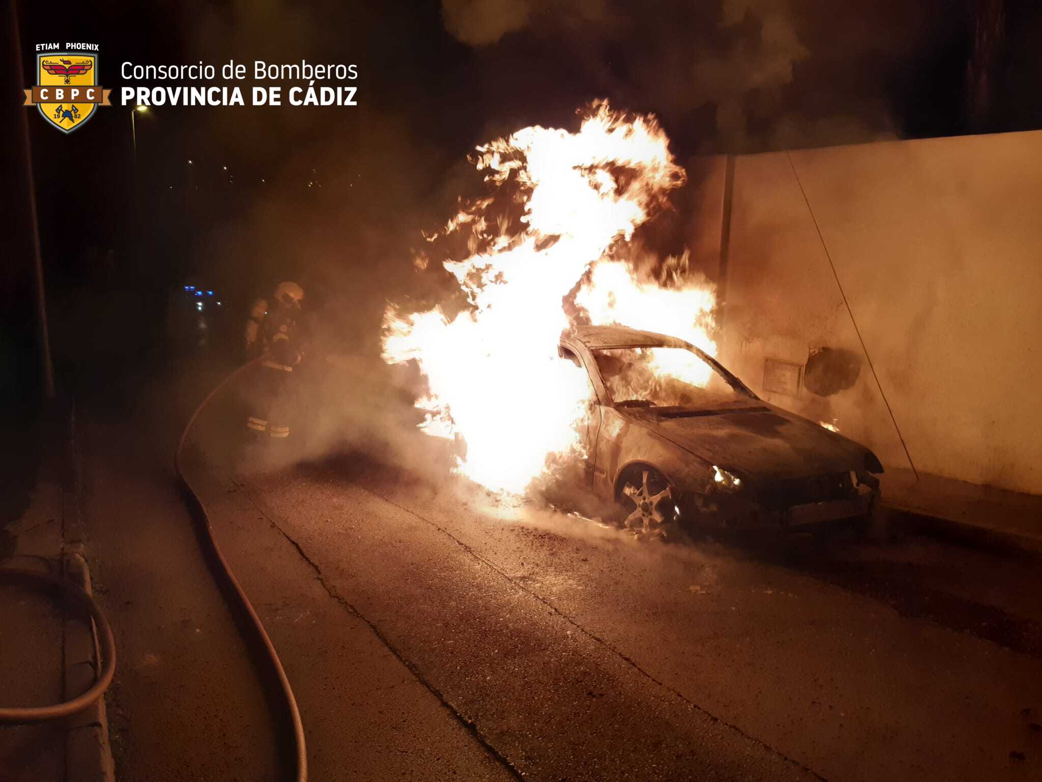 Bombero apaga las llamas del vehículo.