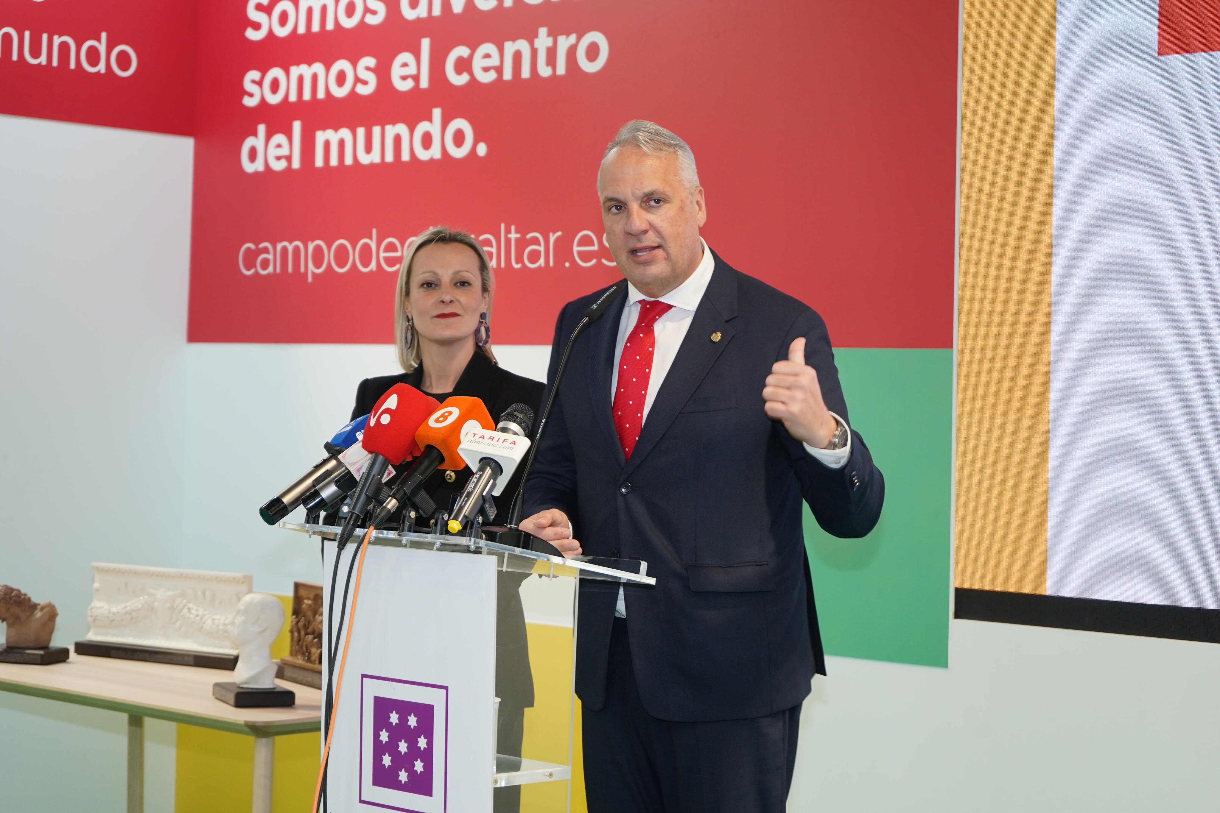 Ruiz Boix y Ana Ruiz en Fitur.