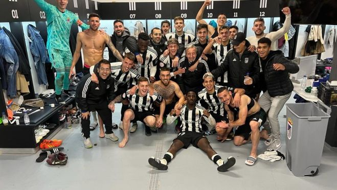 Los jugadores del CD Badajoz festejan en el vestuario el triunfo sobre la AD Alcorcón Los jugadores del CD Badajoz festejan en el vestuario el triunfo sobre la AD Alcorcón