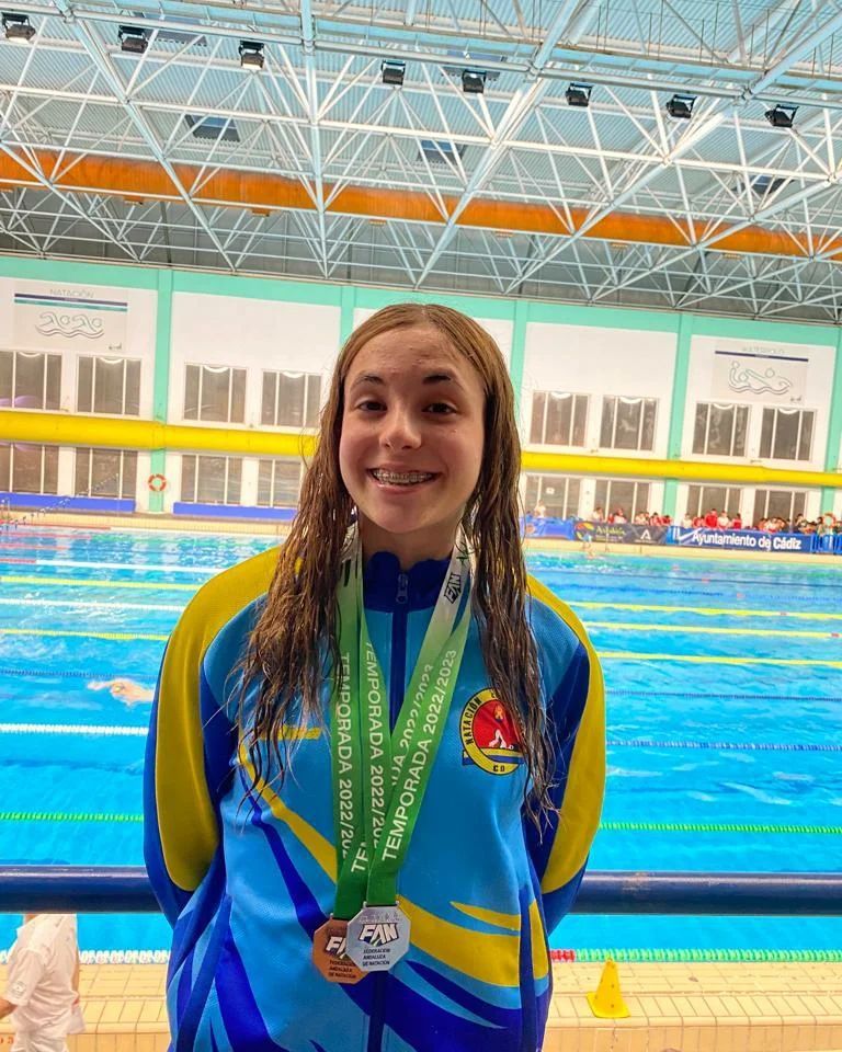 María marín Montes de Oca posa con las dos medallas logradas en la segunda jornada del Andaluz infantil