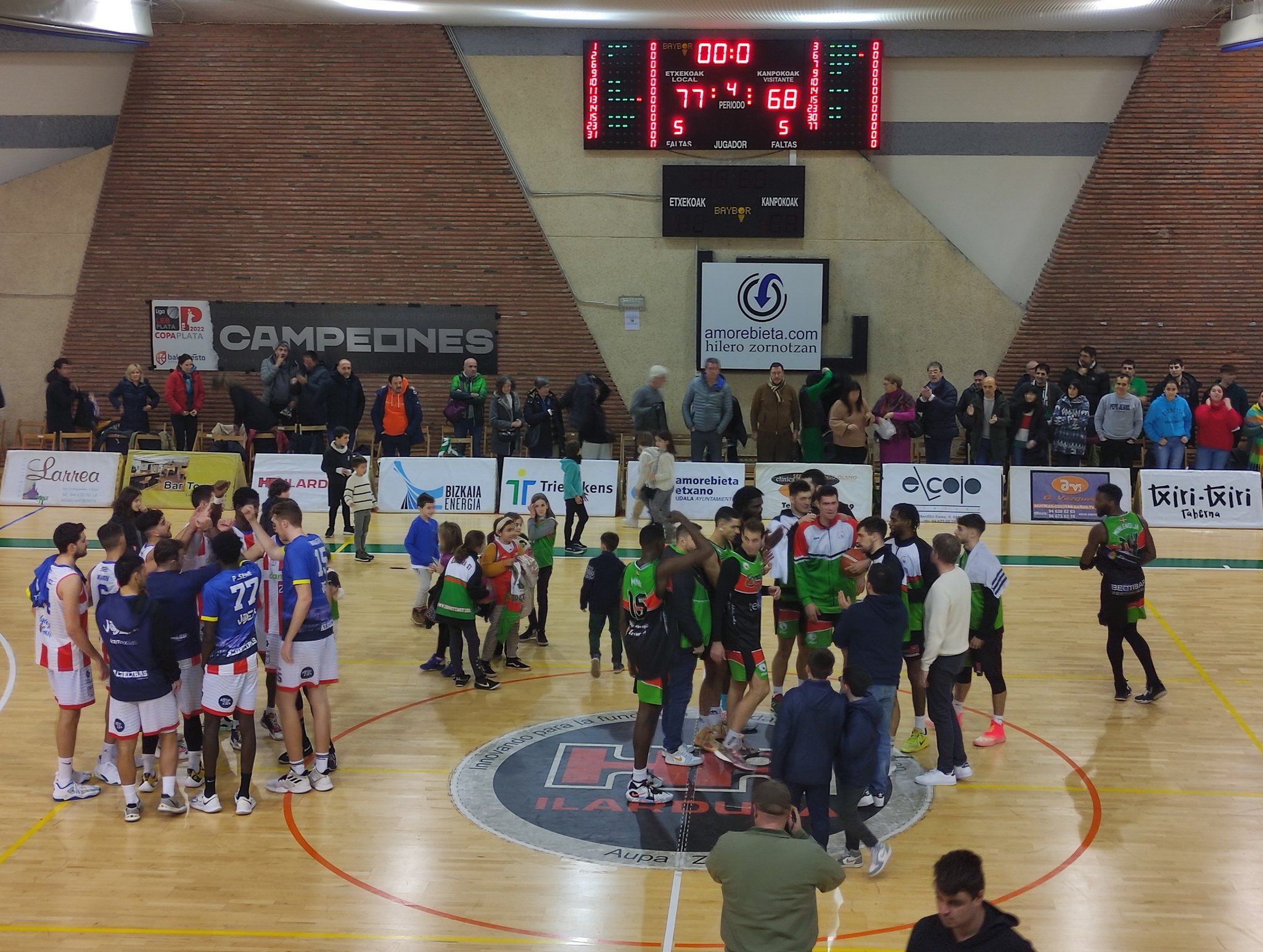Los jugadores de UDEA Algeciras hacen un corro al final del partido en el pabellón de Amorebieta con los locales celebrando la victoria