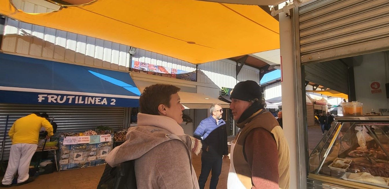 Gemma Araujo y Luis Gil, en una visita al mercado.