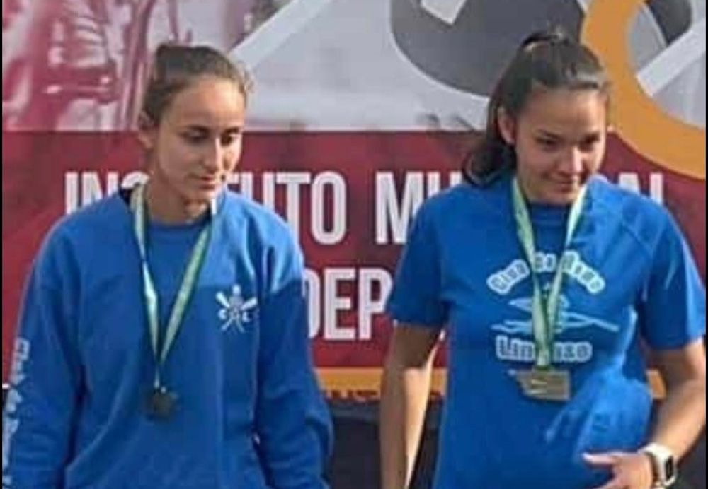 Las remeras del Club de Remo Linense, Esther Fuerte Chacón y Aitana Romero Ruiz, posan en el podio con sus medallas