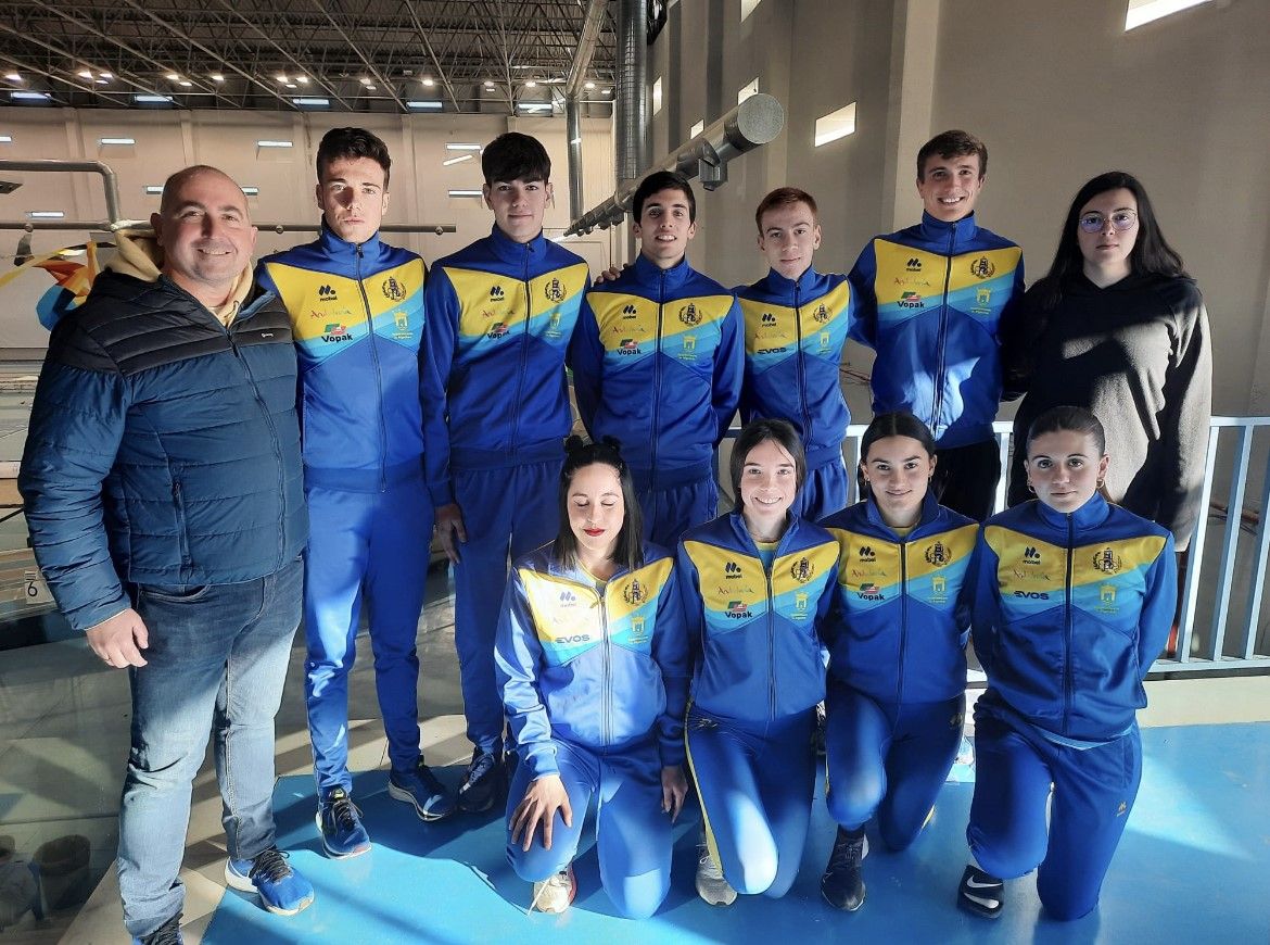 Los atletas del CA Bahía de Algeciras en la pista de Antequera en el Campeonato de Andalucía sub-23