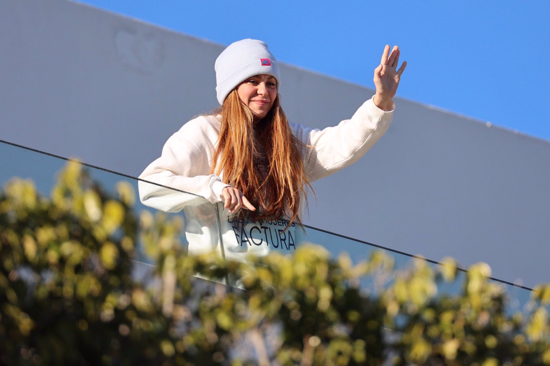 Shakira, charlando con sus fans desde su terraza - EUROPA PRESS