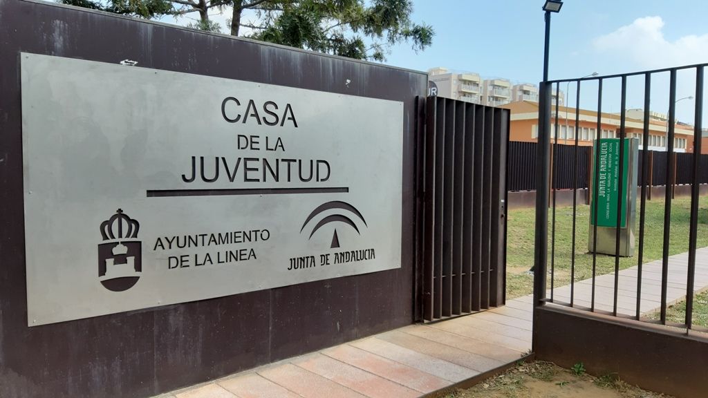 Entrada Casa de la Juventud de La Línea.