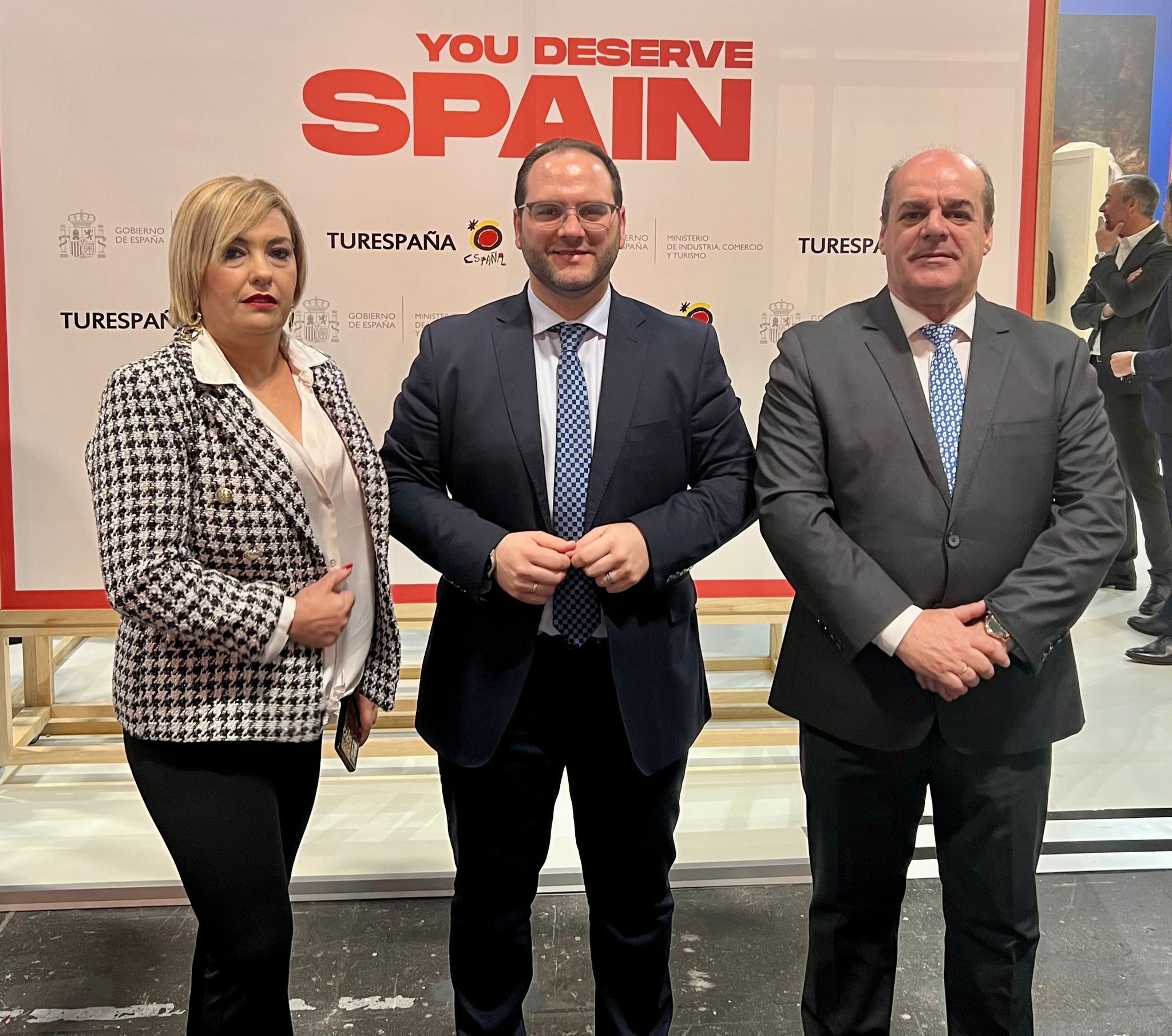 El alcalde de Castellar, Adrián Vaca, junto con la delegada de Festejos, Victoria González, y el delegado de Turismo, Paco Vaca.