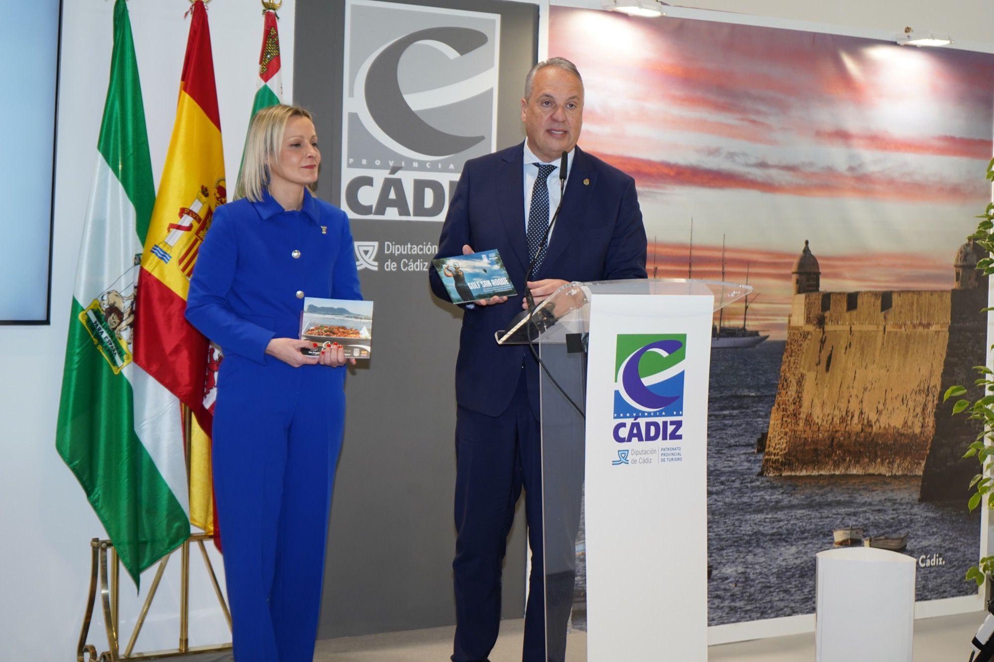 El alcalde de San Roque, Juan Carlos Ruiz Boix, y la concejal de Turismo, Ana Ruiz, en Fitur 2023. 