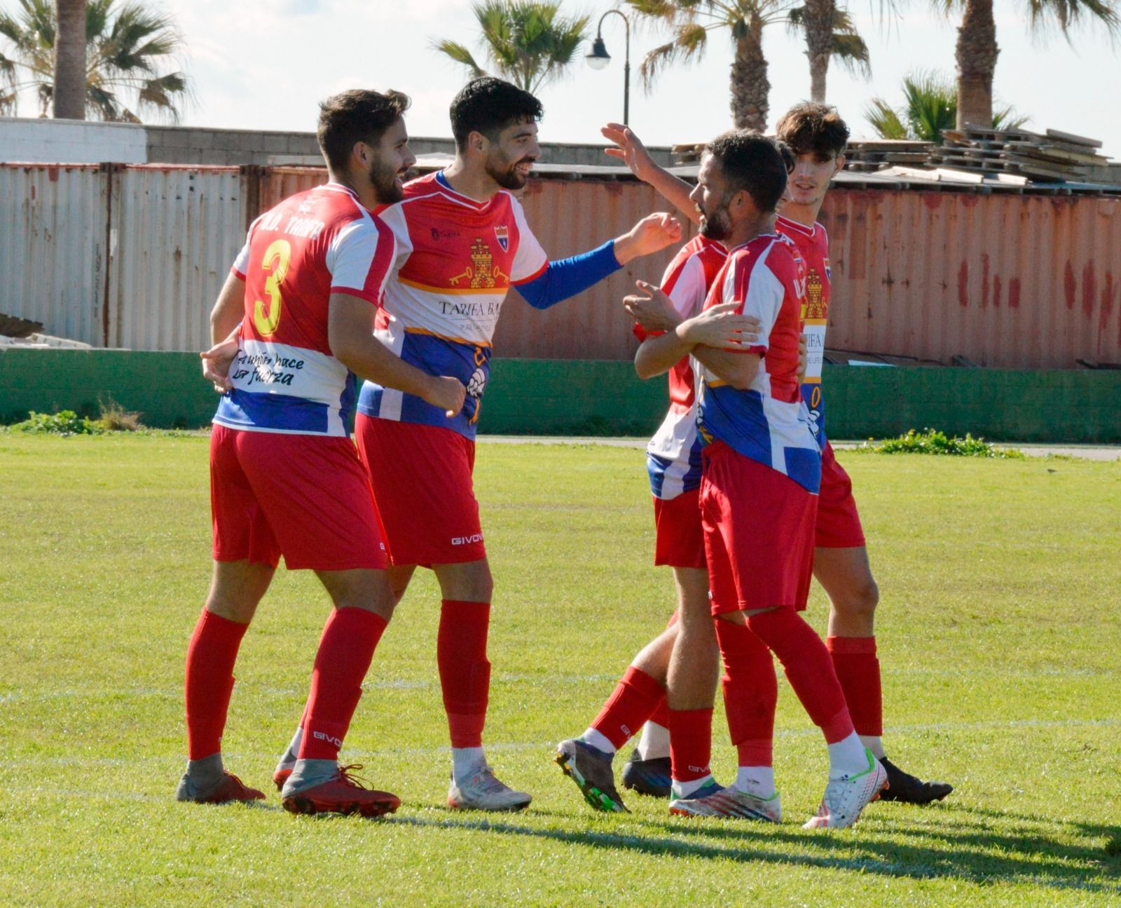 Los jugadores de la UD Tarifa festejan el gol de Juanma Quintero al Atlético Puerto Serrano/FOTO: Macu Hoyos