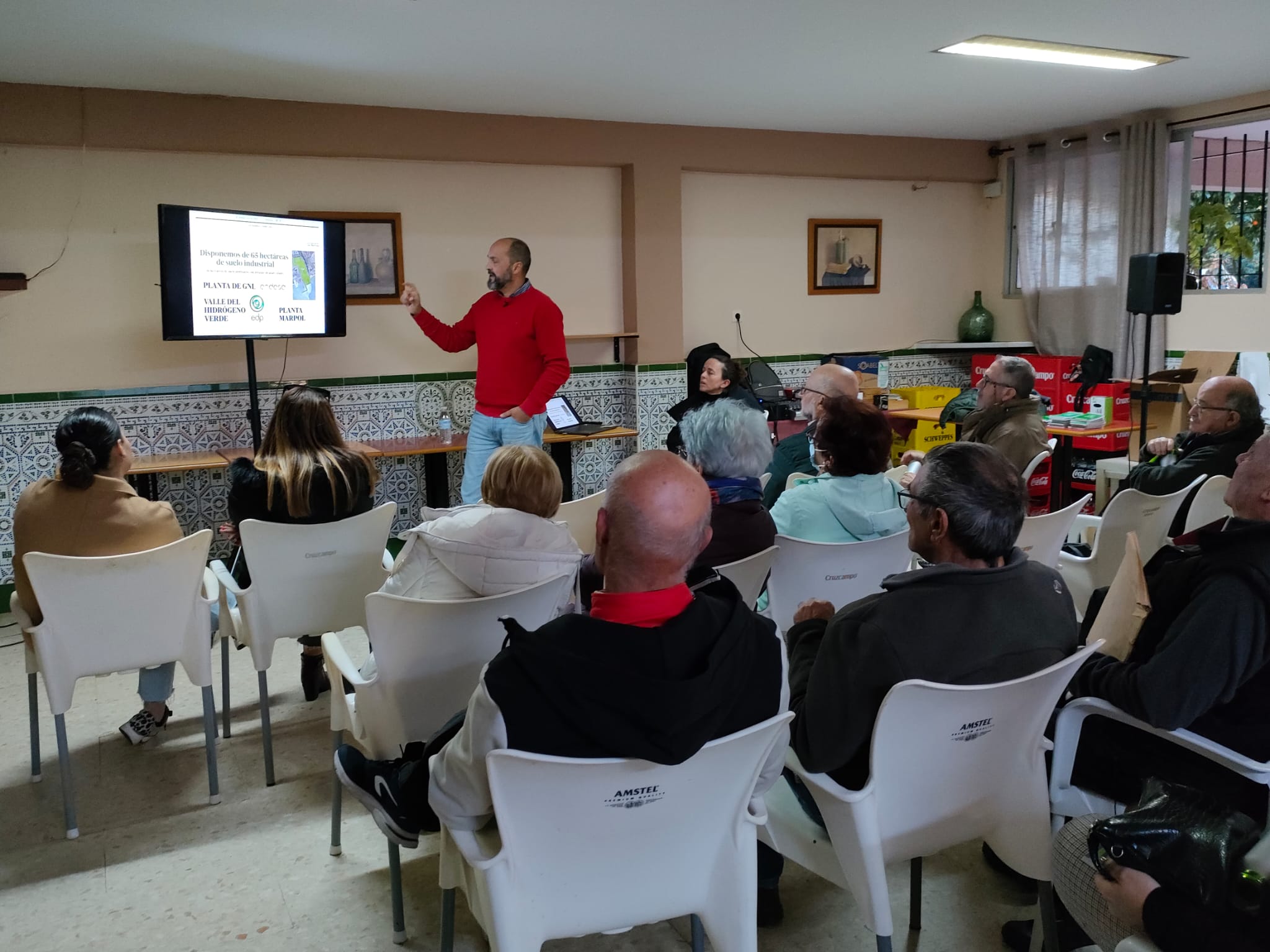 Vecinos de la barriada de Fátima y su entorno mantienen un encuentro con el alcalde en la tercera asamblea vecinal.