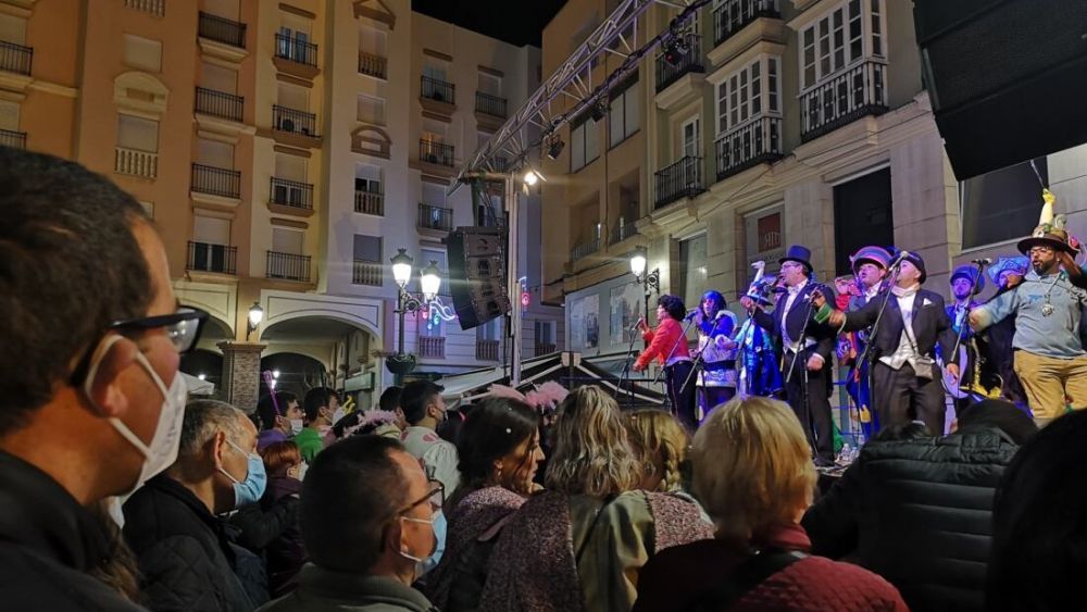El Ayuntamiento coordina la programación de actividades y la organización de eventos como el Carnaval, la Semana Santa y la Feria.
