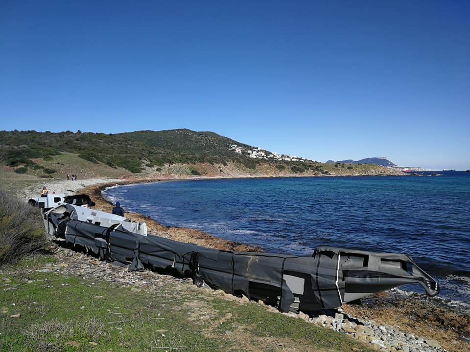 Dos narcolanchas en Punta Carnero, en el Parque Natural del Estrecho. 