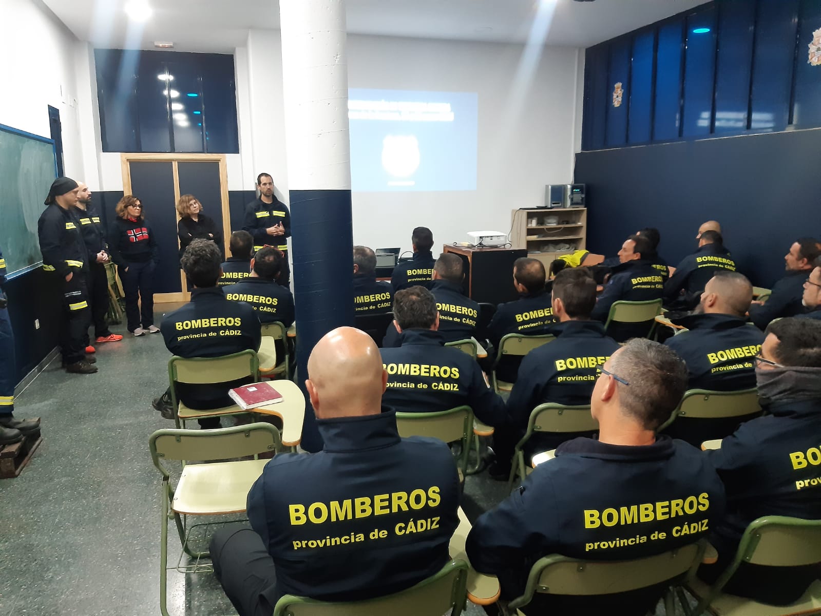 Bomberos se forman para una posible actuación con tentativa de suicidio