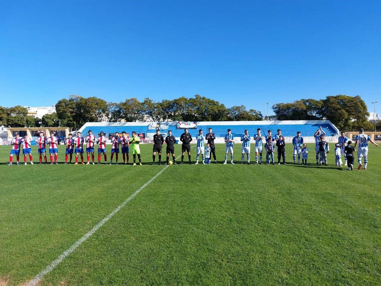 Los dos equipos, Jerez Industrial CF y Algeciras CF B, a su salida al campo con el trío arbitral