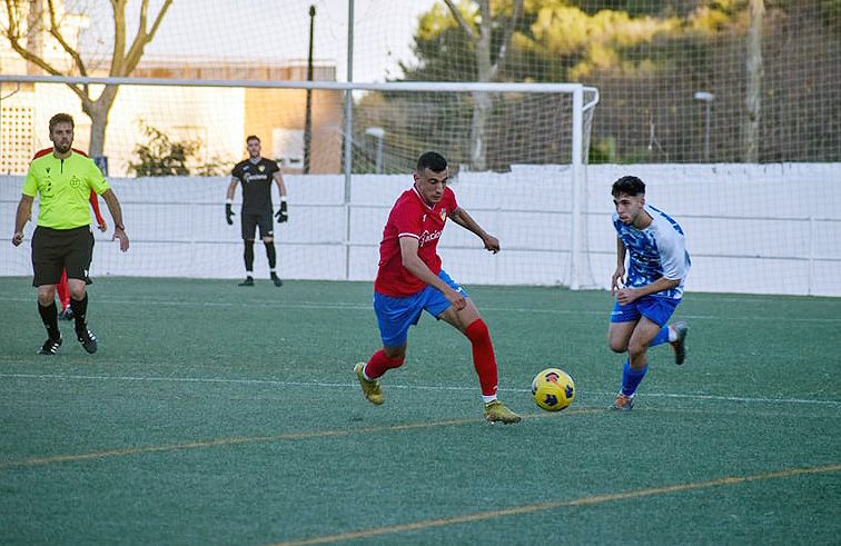 Un lance del encuentro entre el CD Guadlaro y el CD Villamarín