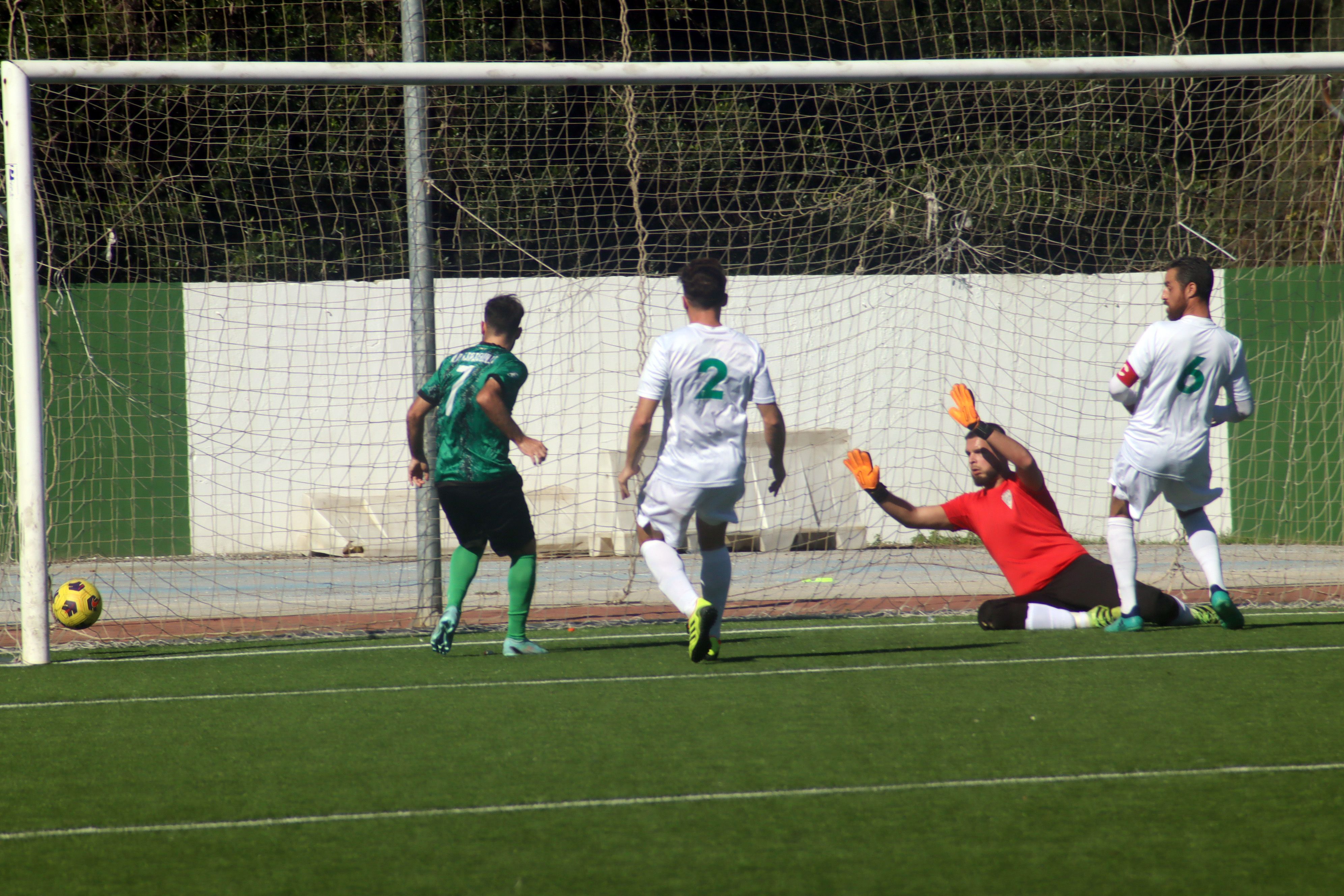 Momento del tanto de Juanca para adelantar a la AD Taraguilla ante el Federico Mayo/FOTO: Axel S.C.