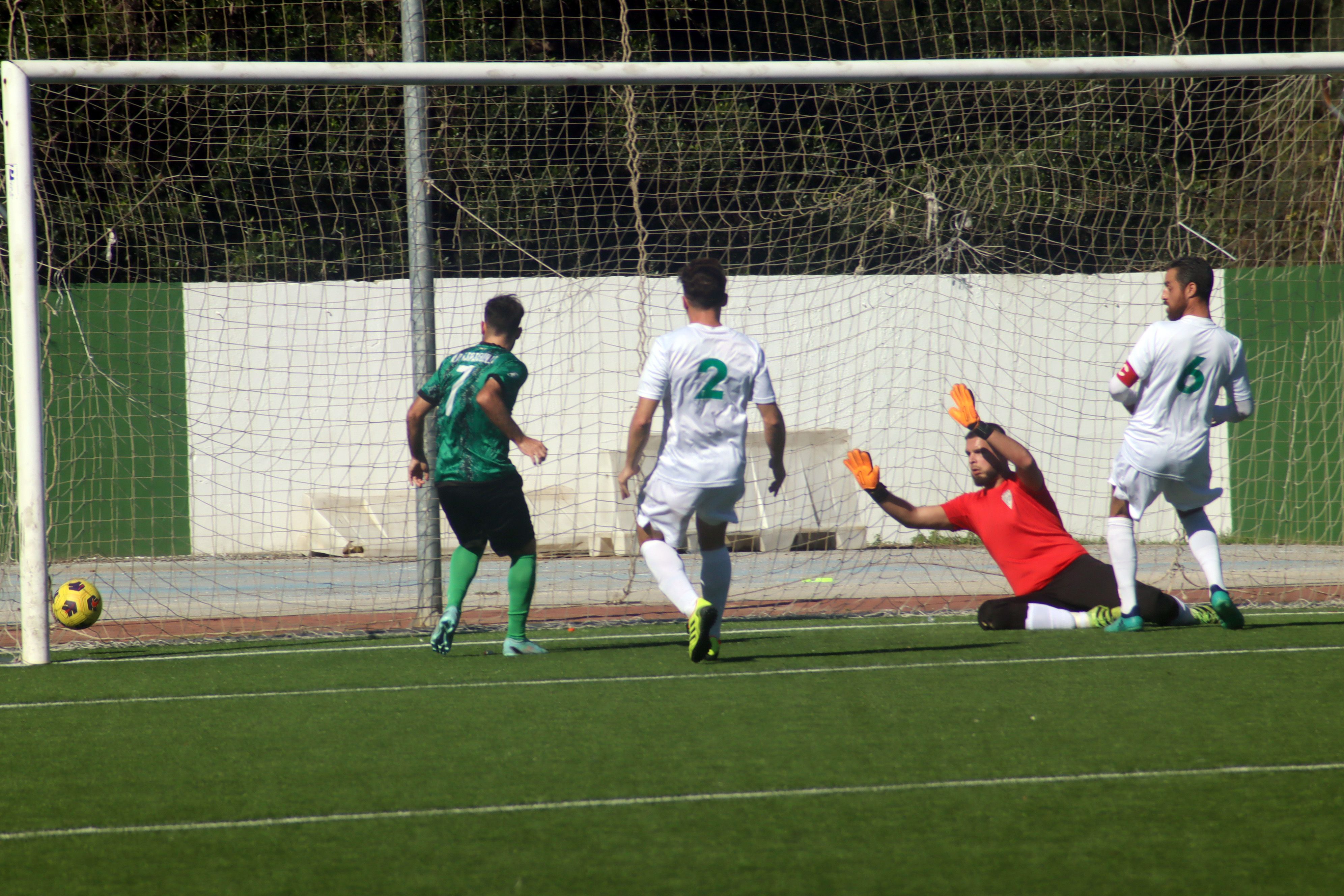 Momento del tanto de Juanca para adelantar a la AD Taraguilla ante el Federico Mayo/FOTO: Axel S.C.