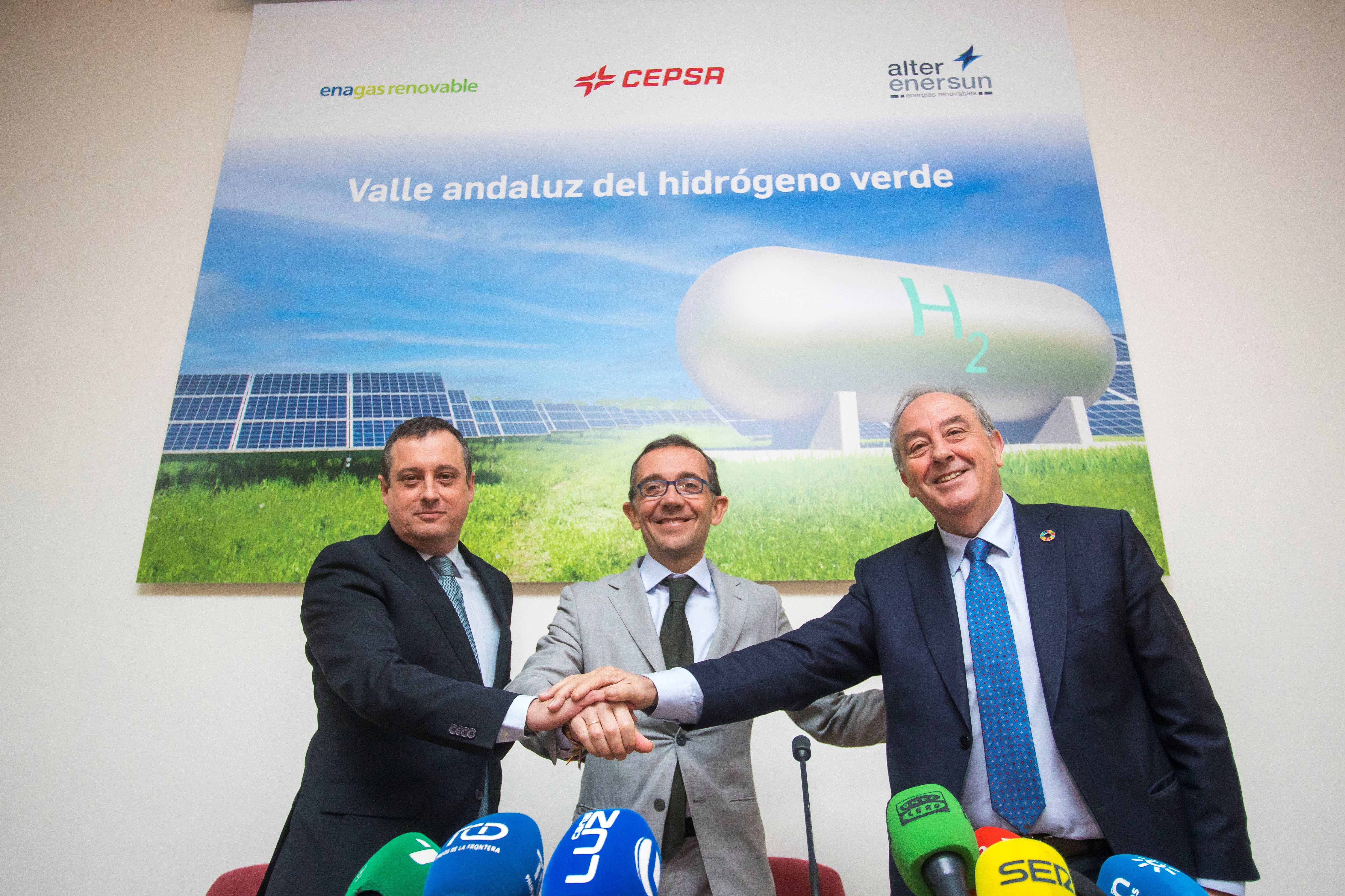 De izq. a dcha. Luis Iglesias, COO de Enagás Renovable, Joaquín Rodríguez, director de hidógeno de Cepsa y José Luis Morlanes, consejero delegado de Alter Enersun