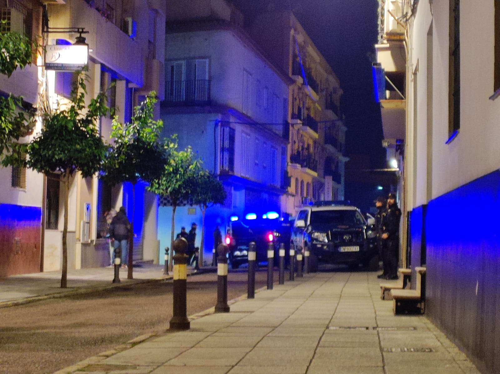 Agentes de la Policía Nacional, durante el registro en la calle Sevilla. Foto: S. D. 