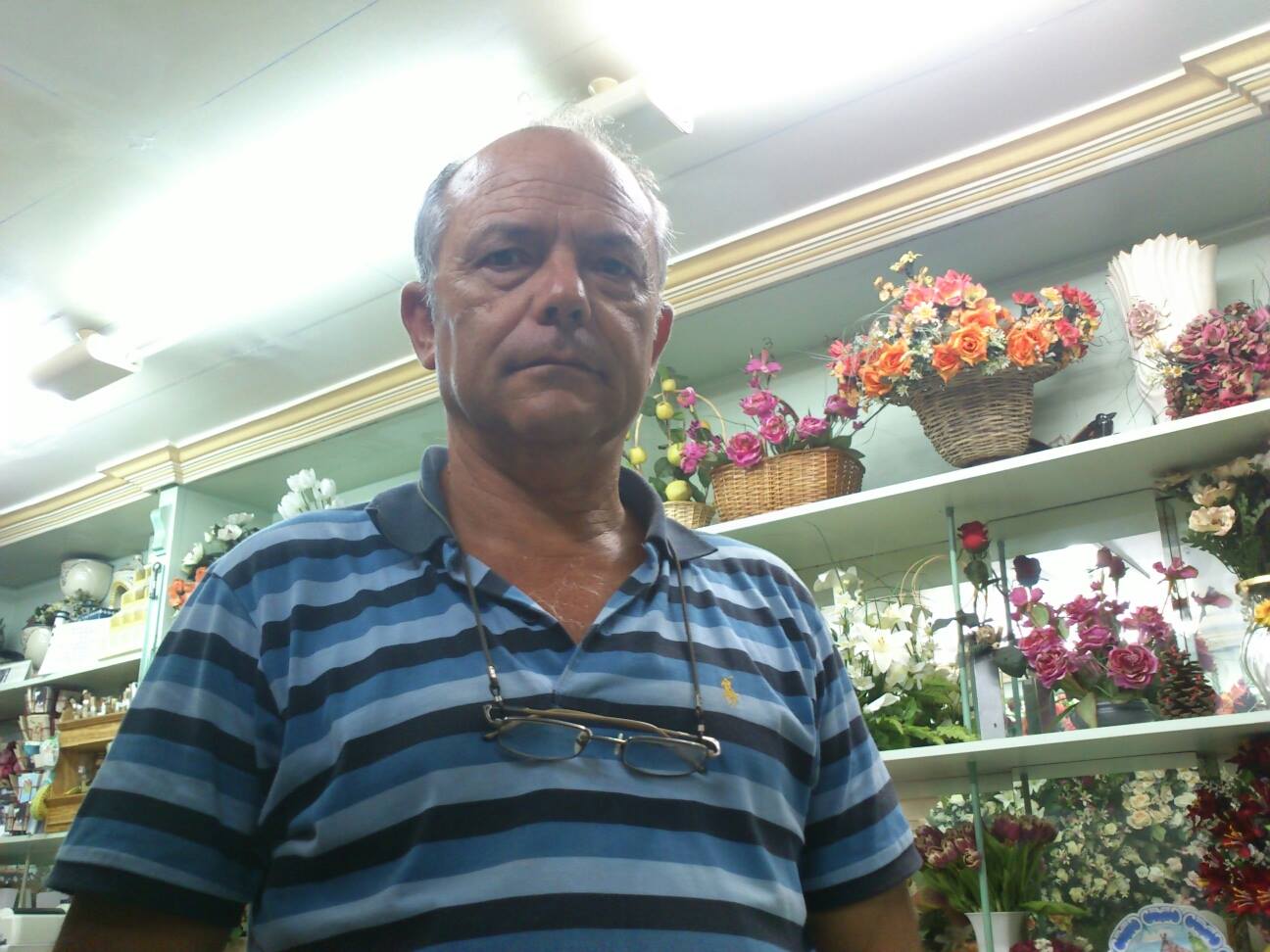 Diego Valencia, en su floristería El Carmen.