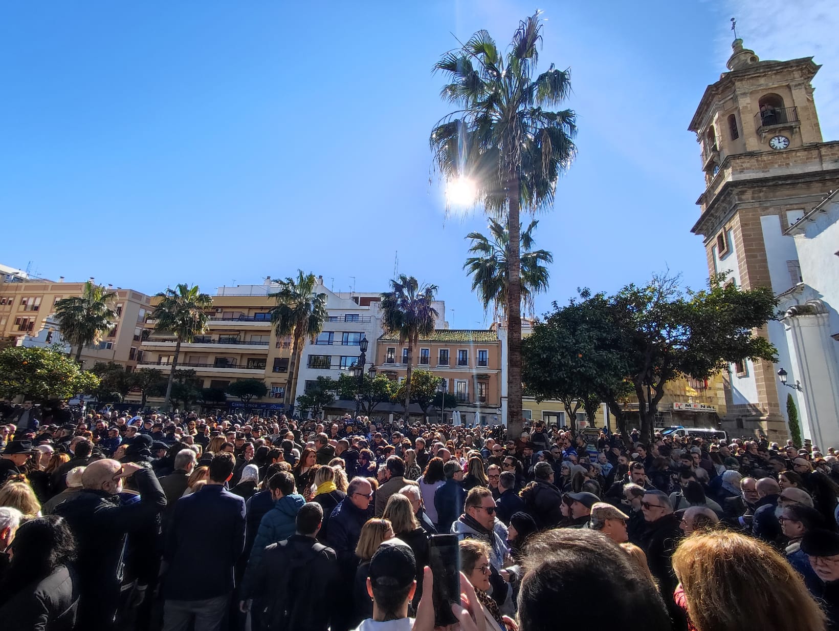 Unas mil personas se concentran esta mañana en esta céntrica plaza donde ayer fue asesinado el sacristán de La Palma.