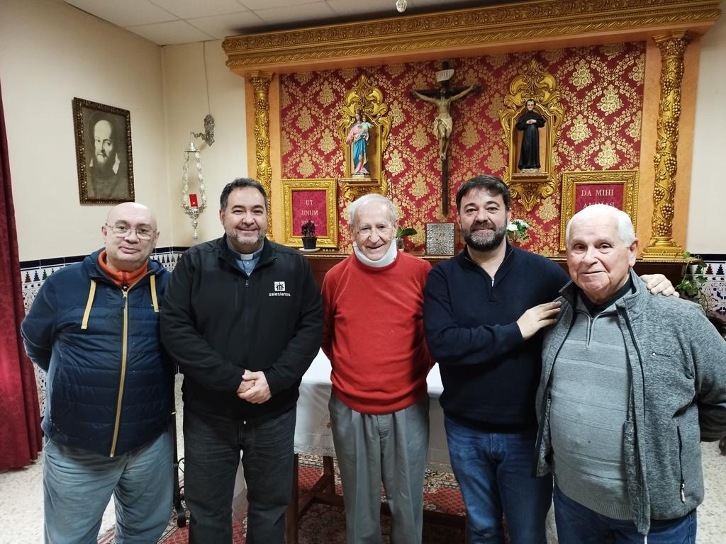 El padre Antonio Rodríguez, al recibir el alta tras la agresión sufrida en el ataque a la parroquia de San Isidro.